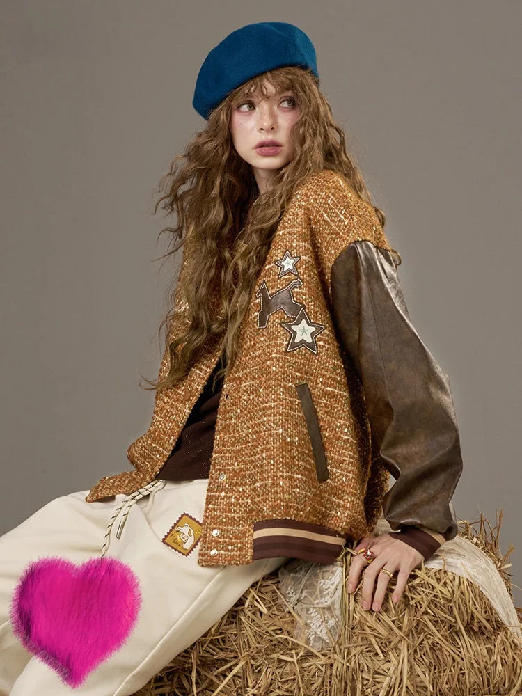 جاكيت بيسبول نسائي فضفاض من جلد البولي يوريثان بتصميم عتيق ومرقع بلون بابونج لاتيه، مريح وعصري بياقة على شكل V وأكمام طويلة.