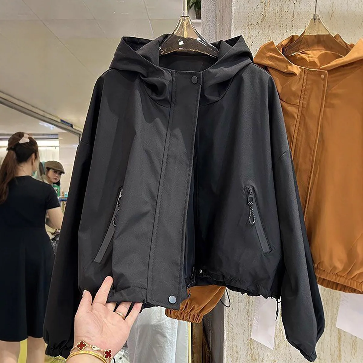 Giacca casual con cappuccio corta sottile alla moda autunno inverno nuovo stile fibra di poliestere colore puro vestibilità regolare comoda da donna