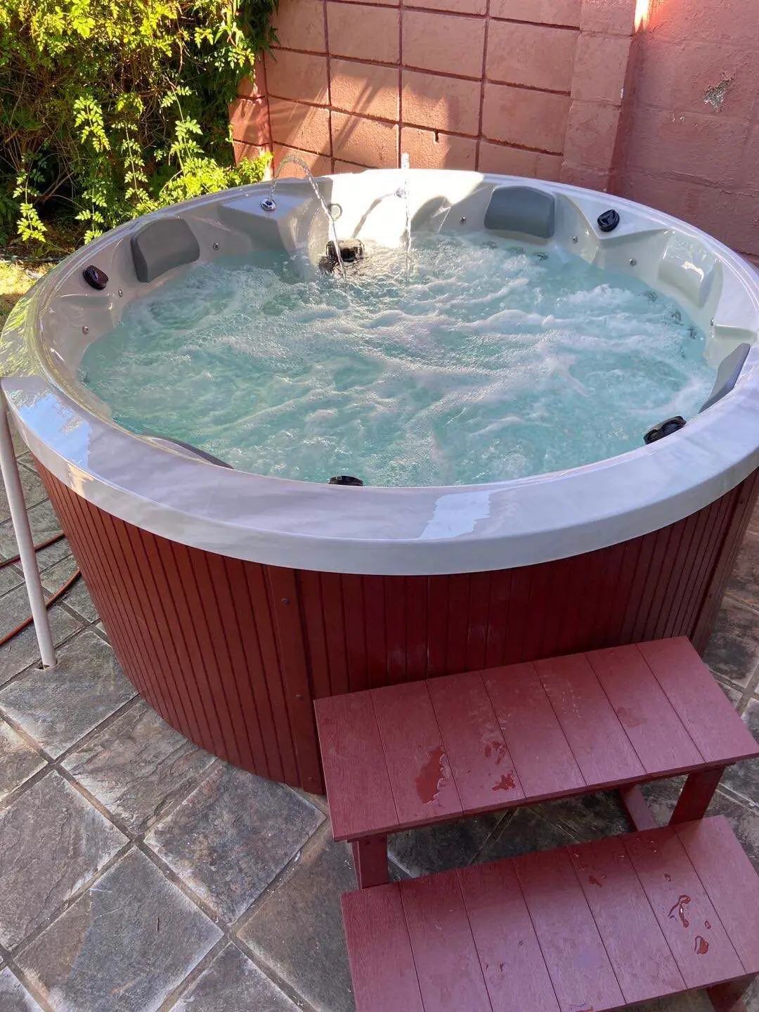 Luxury Outdoor Spa Tubs, 7-Seated Round Jacket, Suitable for Balcony Use, High Quality