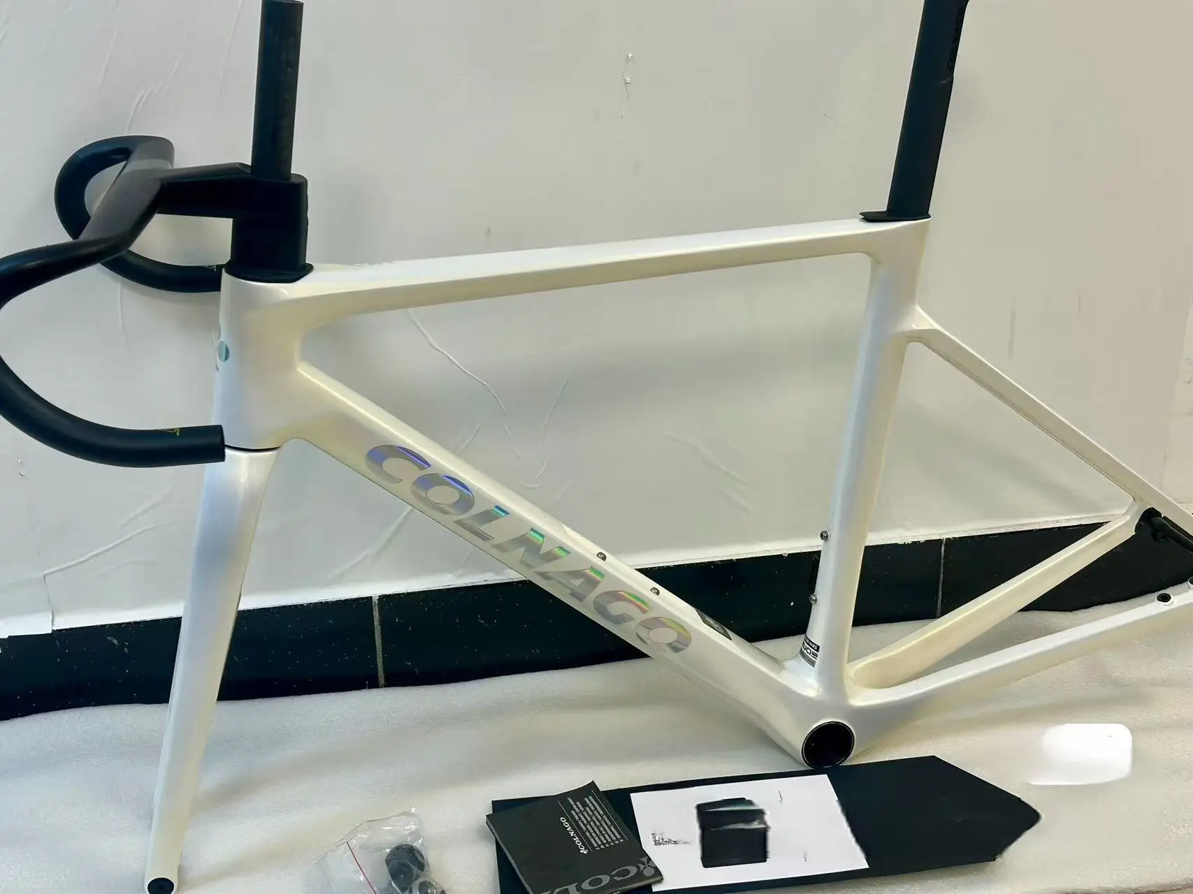 في عام 2025، Colnago V4RS الجديد تمامًا، في وظيفة الطلاء لإصدار فريق الإمارات العربية المتحدة، مع إطار من ألياف الكربون، متوفر بمقاسات 455، 485، 510، 530