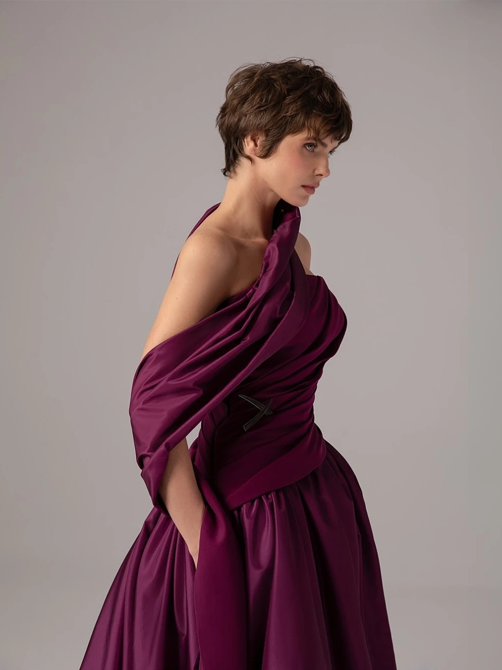 Pflaumenlila, asymmetrischer Ausschnitt, schickes Satin-Abendkleid mit dramatischer Schleppe, plissiertes Oberteil, formelles Kleid für Gala und roter Teppich