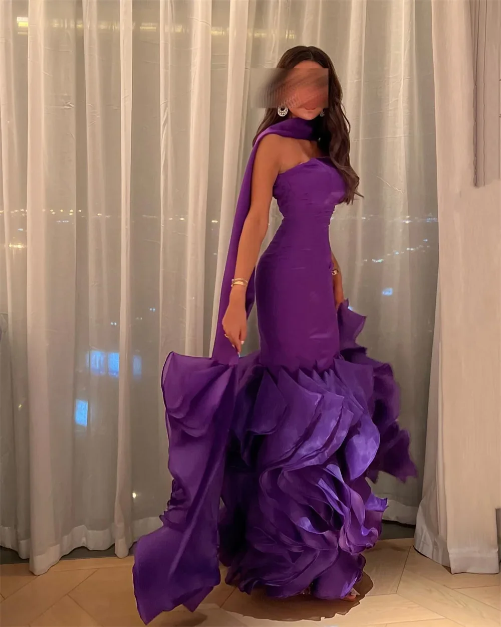 Vestido de noite personalizado, arábia saudita, formal, sem alças, trompete, comprimento até o chão, saias dobráveis em camadas, abraçando, sem mangas, contornos