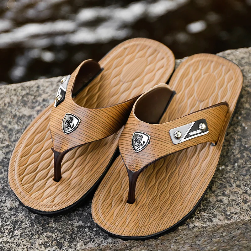 

In Summer, Men Wear Flip-flops At Home and Outside, Flip-flops with Exposed Toes, Wading Shoes and Beach Shoes