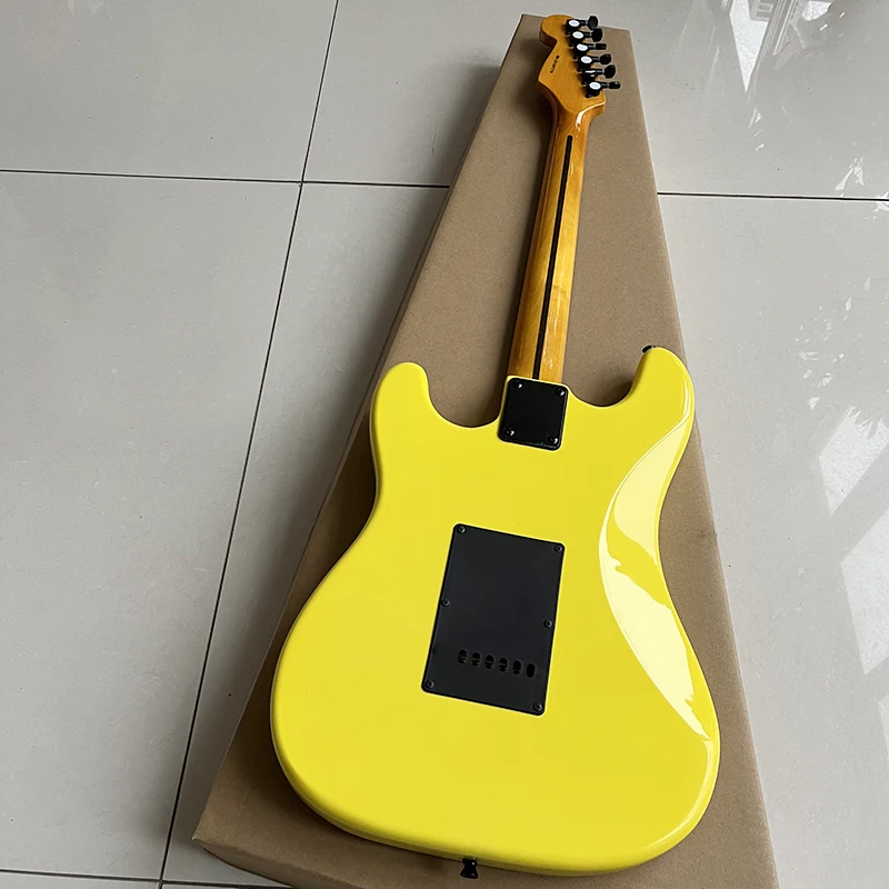 Classic popular ST electric guitar, black vibrato system, professional performance level, quality assurance, free shipping.