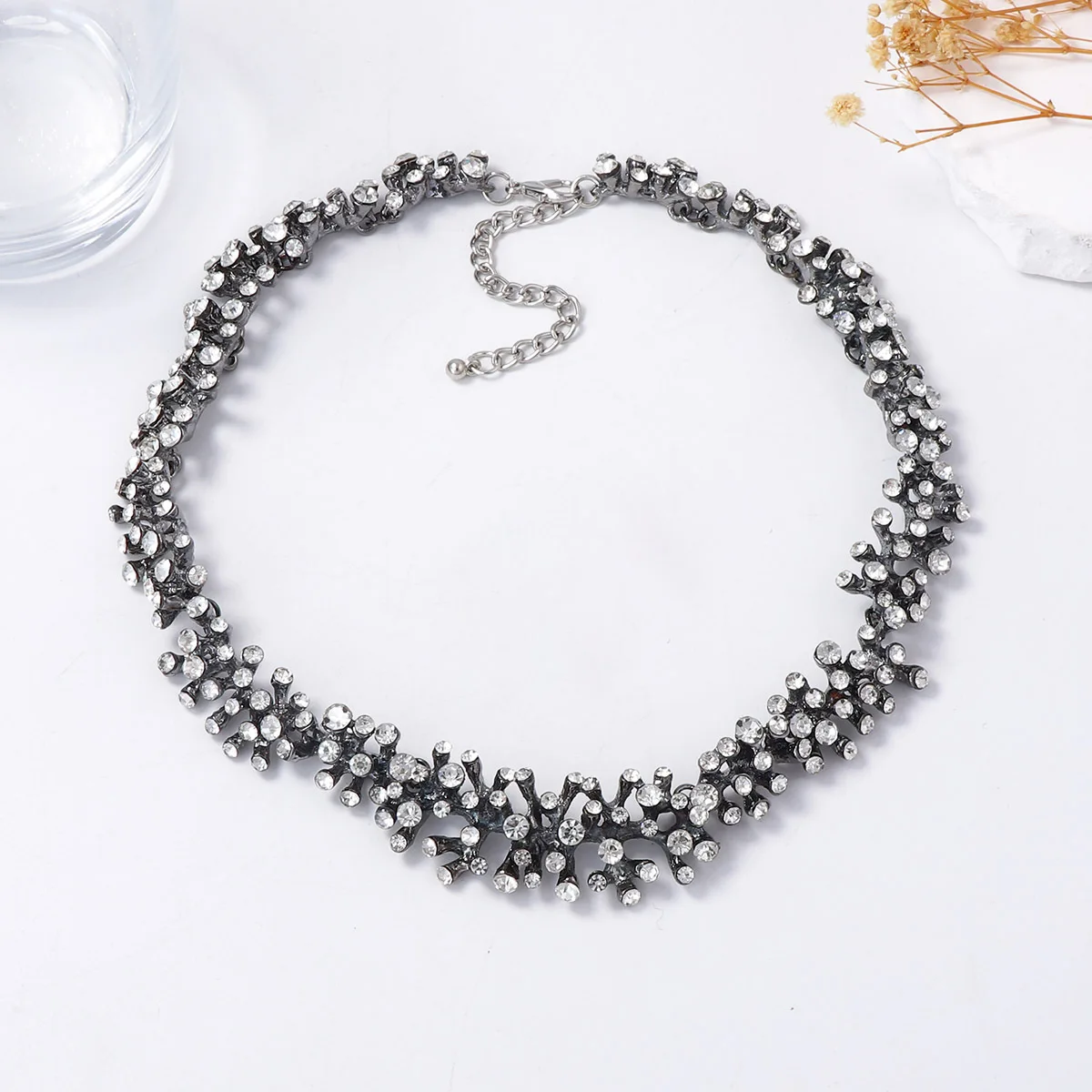 2026 Vintage Unregelmäßige Metall-Halskette mit Strasssteinen in Blattform für Damen, Statement-Schmuck, Halsaccessoires – Detail 6