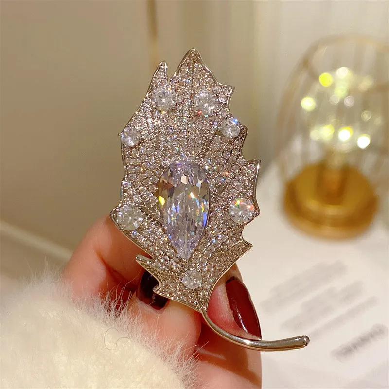 CC Luxury Brooch Shining Leaf Shape Suit Pins Full of Sparkly Zirconia Gold Silver Color Scarf Clasp Temperament Corsage B343