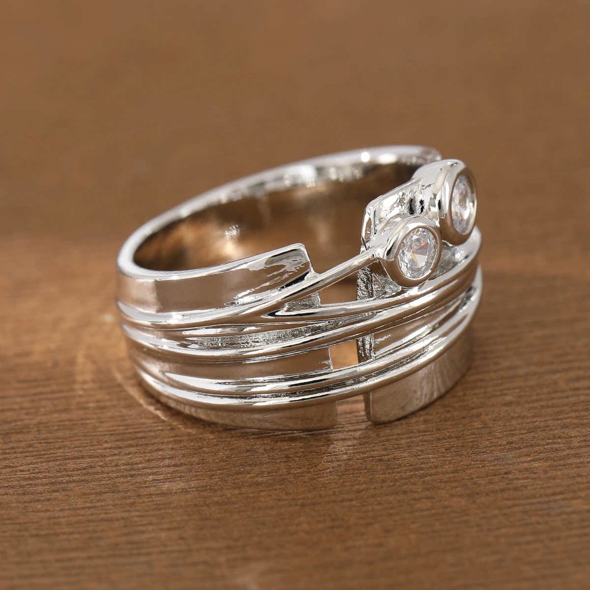 Elegant and Flowing Interwoven Lines Artificial Gemstone Ring Made of Copper for Ladies' Jewelry. Suitable for Formal Events.