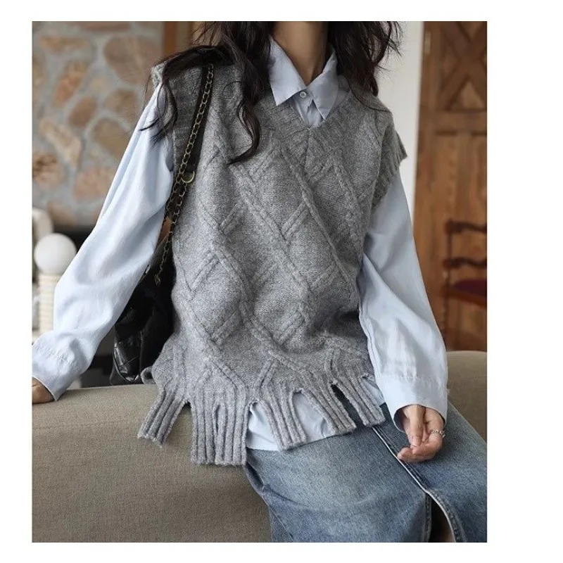 

Два комплекта новых вязаных серых свитеров весенне-осеннего стиля, жилетов и рубашек в синюю полоску