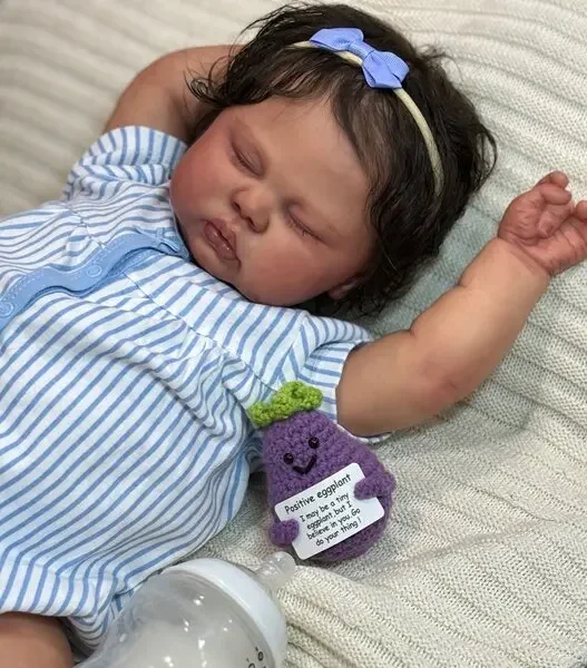 SINO-BB Maßgeschneiderte limitierte 25-Zoll-Reborn-Baby-Pickle mit handgewurzelten Haaren, bereits fertige Puppe mit unterschiedlichem Kleid