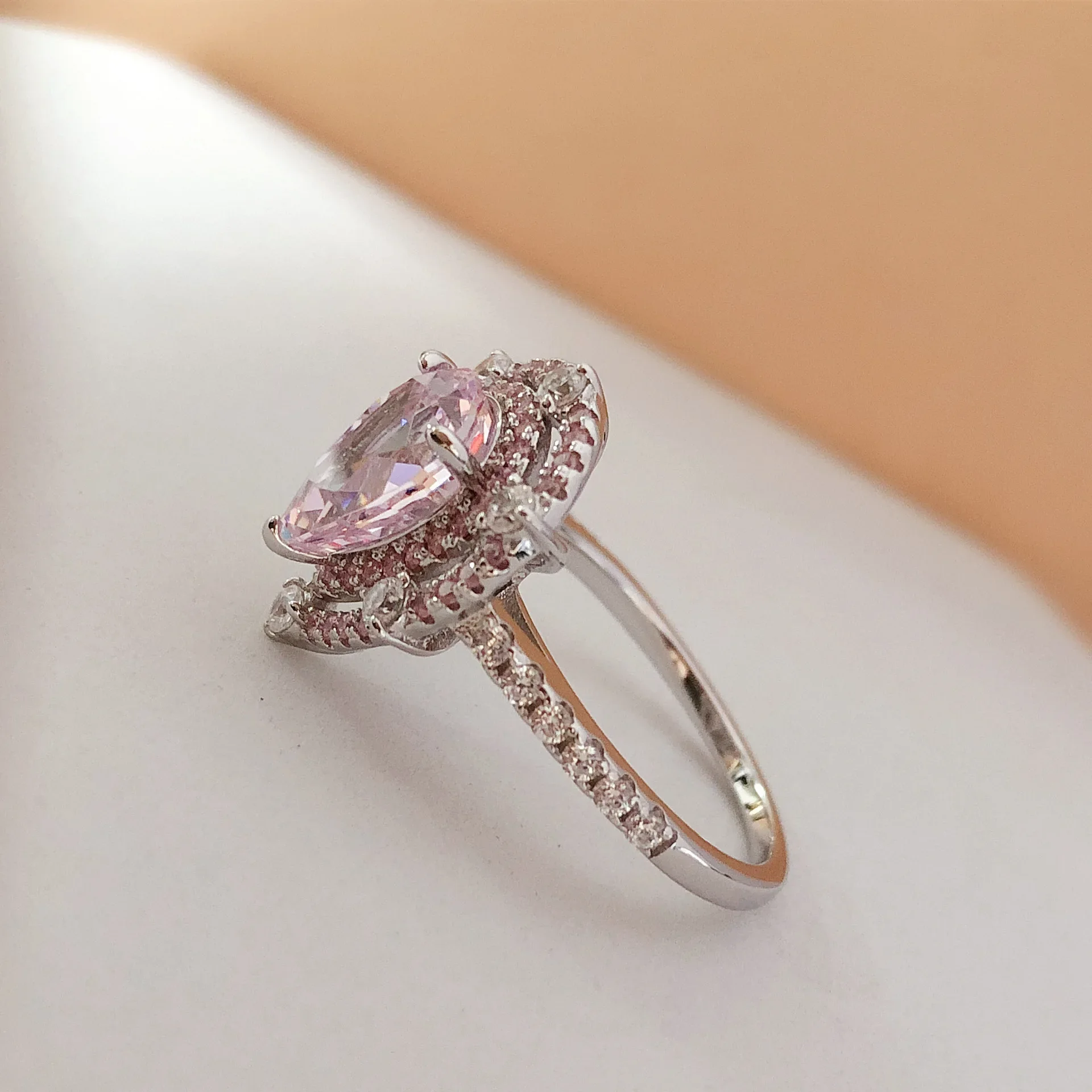 Solid 14K White Gold AU585 Platinum PT950 Pink 2 carati Teardrop Diamond Ring Girly circondato da diamanti rosa