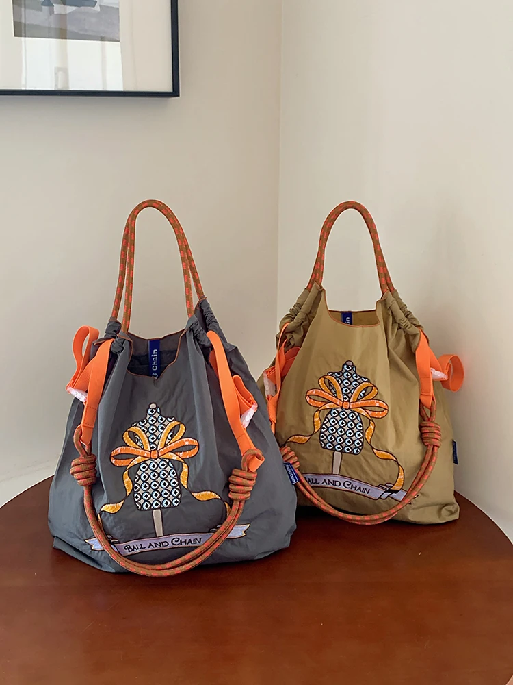 

New Women's Handbag Japanese-Style Embroidered Silk Scarf Cheongsam Retro Large-Capacity Shoulder Bag Lightweight Shopping Bag Suitable for Commuting Travel Shopping Holiday Gift Surprise Gift