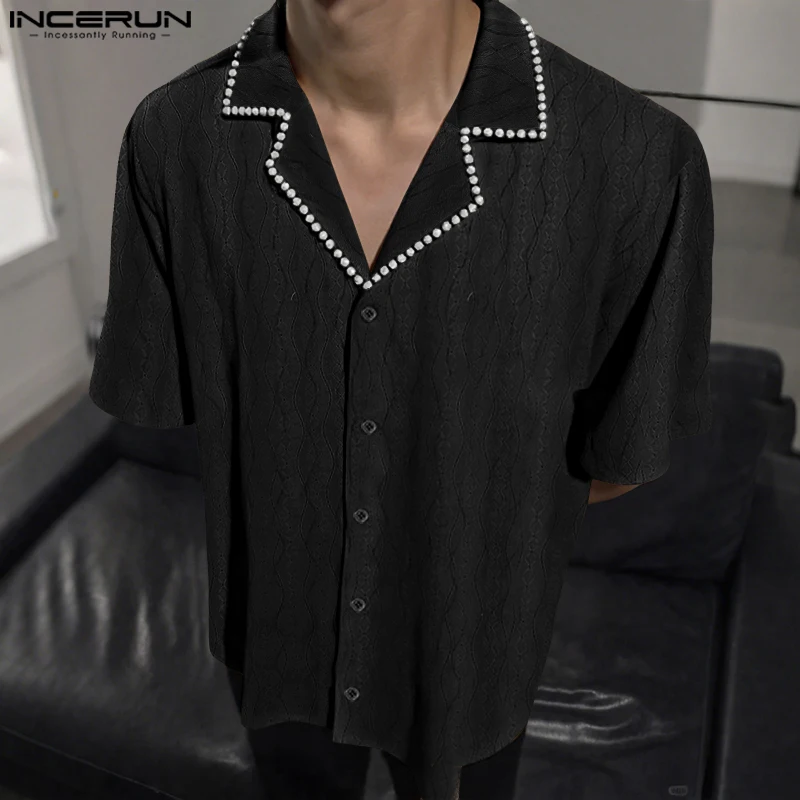 

INCERUN Мужская рубашка, однотонная рубашка с лацканами и коротким рукавом с жемчугом, мужская одежда больших размеров, летняя уличная одежда, 2025 г., модные повседневные мужские рубашки
