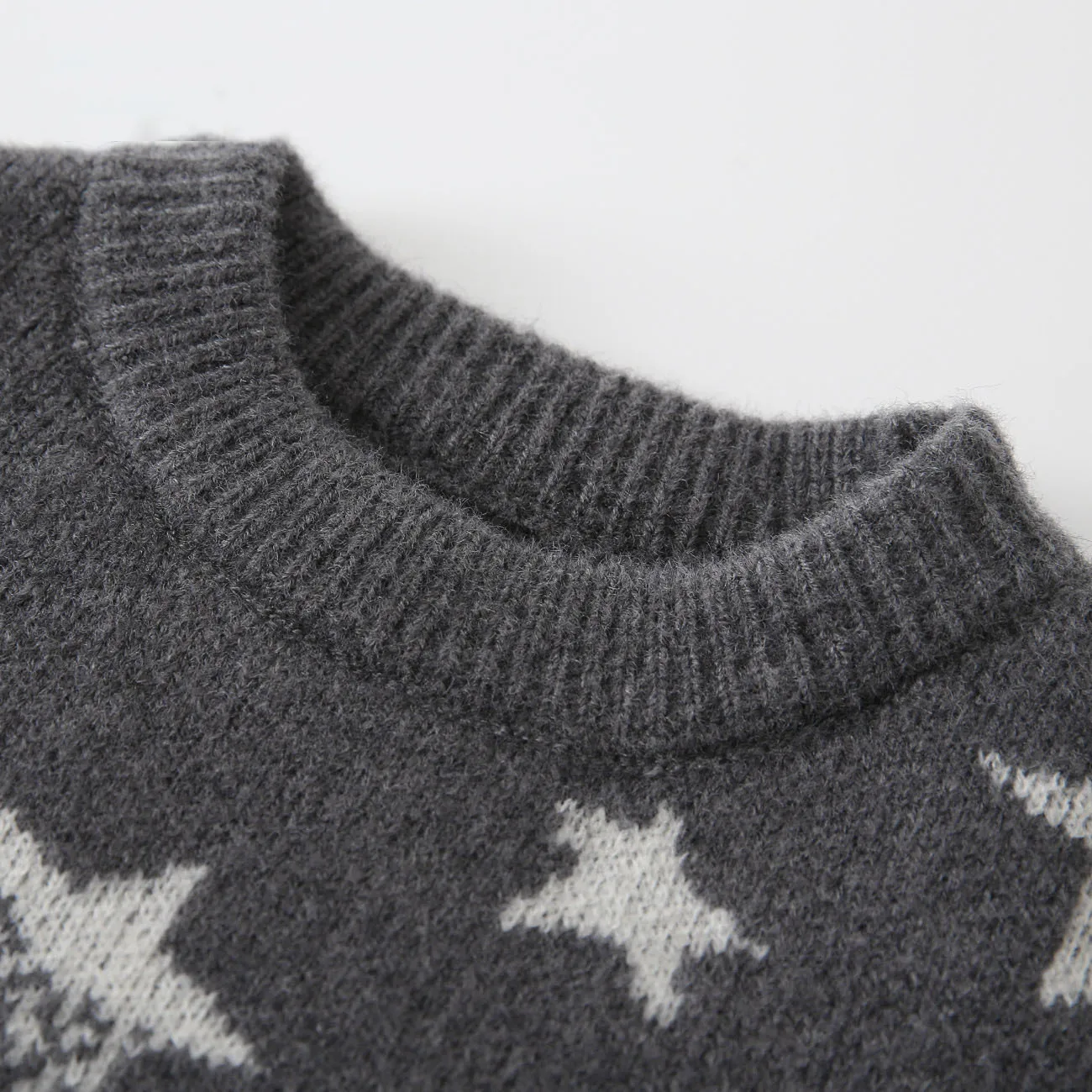 Gestrickter Pullover mit fünfzackigem Sternmuster für Jungen, Kinderpullover mit Rundhalsausschnitt. – Detail 3