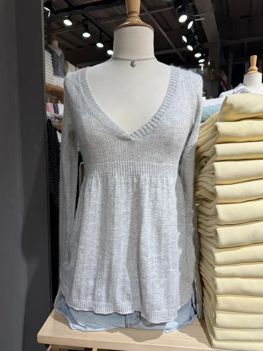 

Серая ажурная трикотажная футболка с длинным рукавом, женская весенняя хлопковая футболка с v-образным вырезом и высокой талией, тонкие однотонные простые милые вязаные футболки