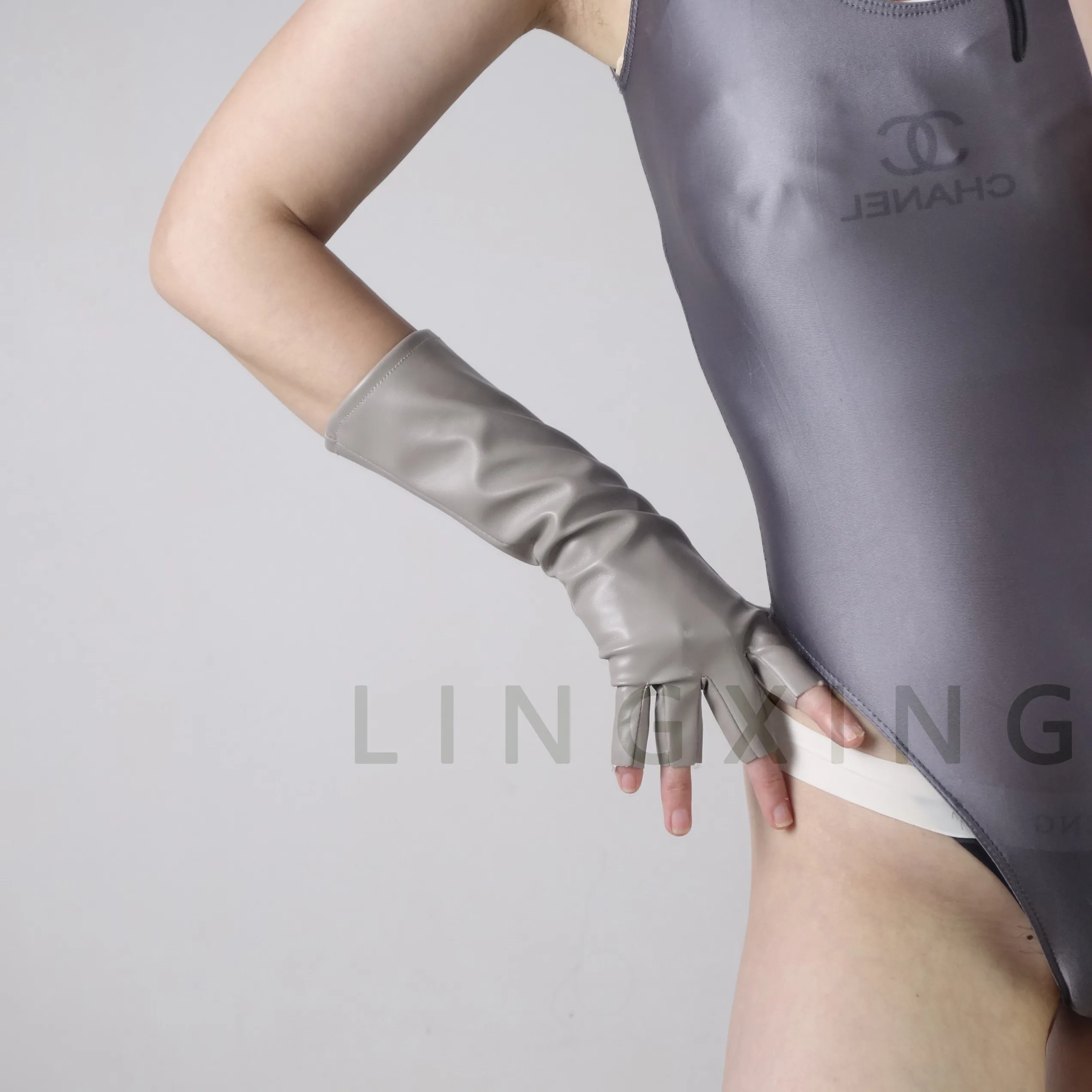11 Zoll (28 cm) lange fingerlose Handschuhe aus Kunstleder, glänzend, schwarz-silber, halbfingerlos, fingerlose Wärmer, Handgelenkstulpen, Armstulpen, sexy – Detail 15