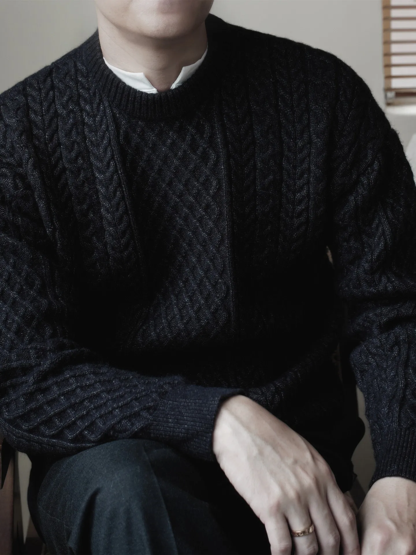 

Autumn and winter round neck twist pattern warm old money loose casual long-sleeved black knitted sweater