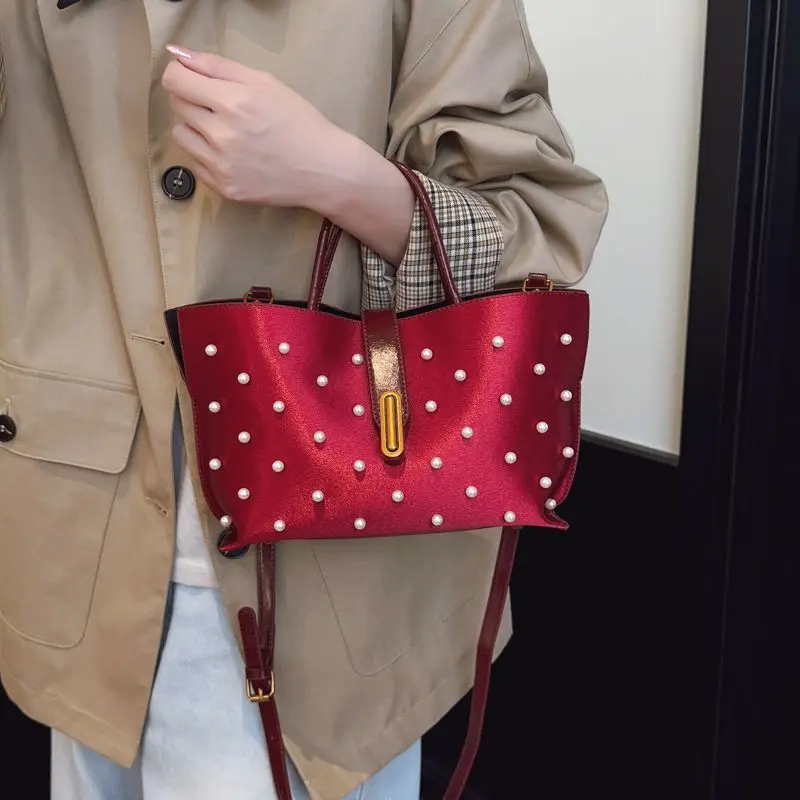 

Elegant Celebrity Style Pearl Decorative Handbag Metal Buckle Texture Messenger Bag High-end Dating Niche Bag Exquisite Simple