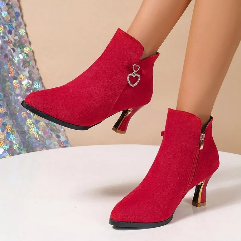 Übergrößen Damen Stiefeletten aus Wildleder mit spitzer Zehenpartie, Strass, hohem Absatz, seitlichem Reißverschluss, Herbst-Winter Damen Party Kurzstiefeletten – Detail 5