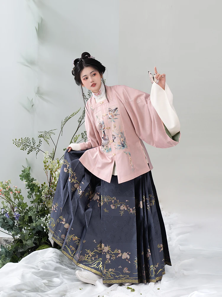 

Женское оригинальное короткое пальто в стиле династии Мин от Tongwan Hanfu с квадратным воротником и широкими рукавами, с узором из перьев, весенняя коллекция.