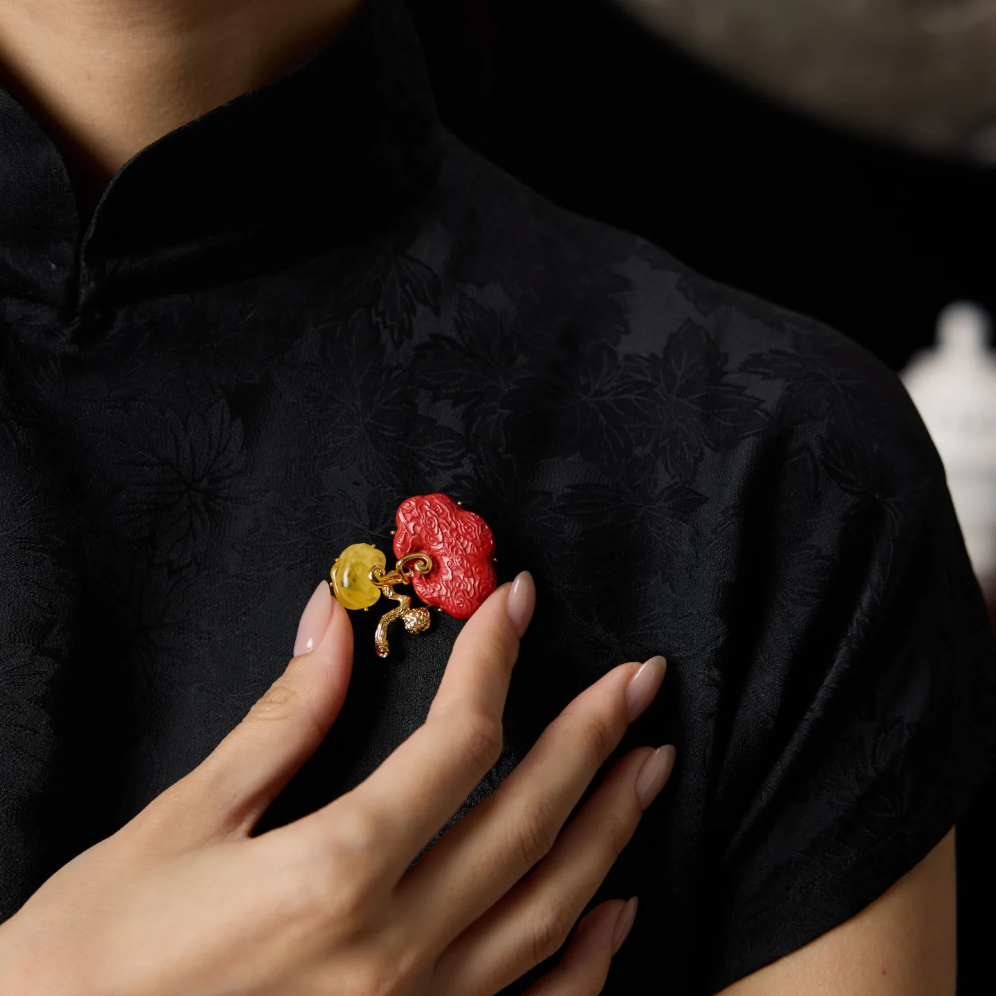 Fashionable and exquisite all-you-can-eat brooch cinnabar beeswax design festive occasion clothing accessories corsage gift