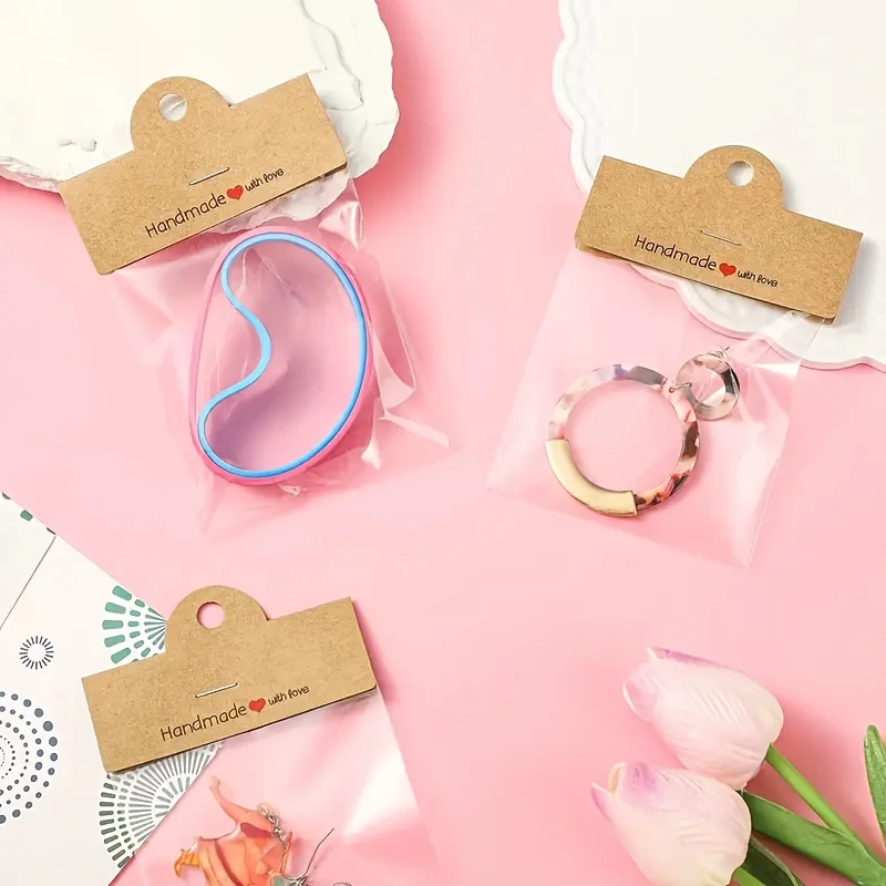 مجموعة عرض مجوهرات مصنوعة يدويًا مكونة من 100 قطعة - 50 حقيبة شفافة أنيقة و50 بطاقة مصنوعة يدويًا مع الحب، لعرض المجوهرات والأساور والأذن #2