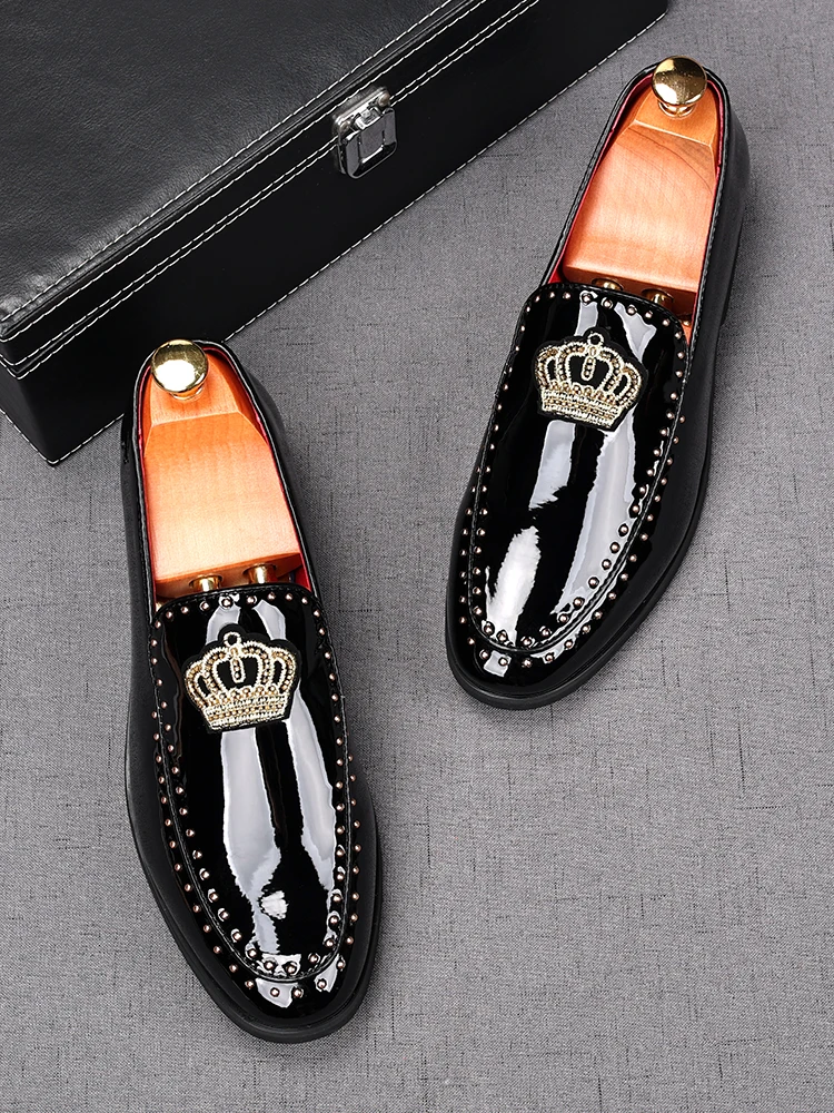 Casual Wedding Dress Shoes Men Britain Crown Embroidery Rivet Oxford Homecoming Dress Wedding Prom Loafer Sapato Social Zapatos