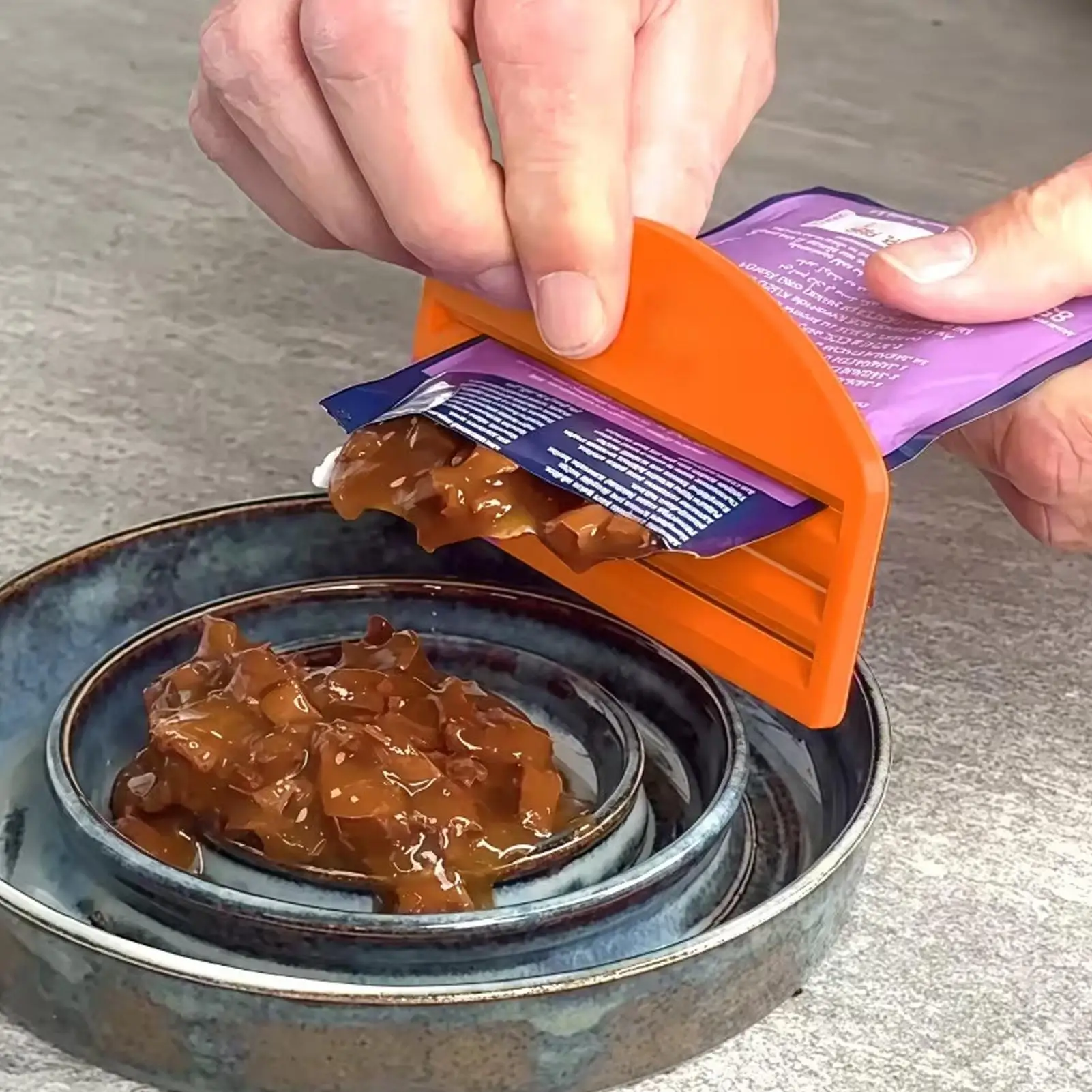 Dispensador de comida portátil para gatos, herramienta para exprimir bolsas de golosinas para gatos, para razas pequeñas, medianas y grandes, fácil dispensación de alimentos para animales, 1 ud.