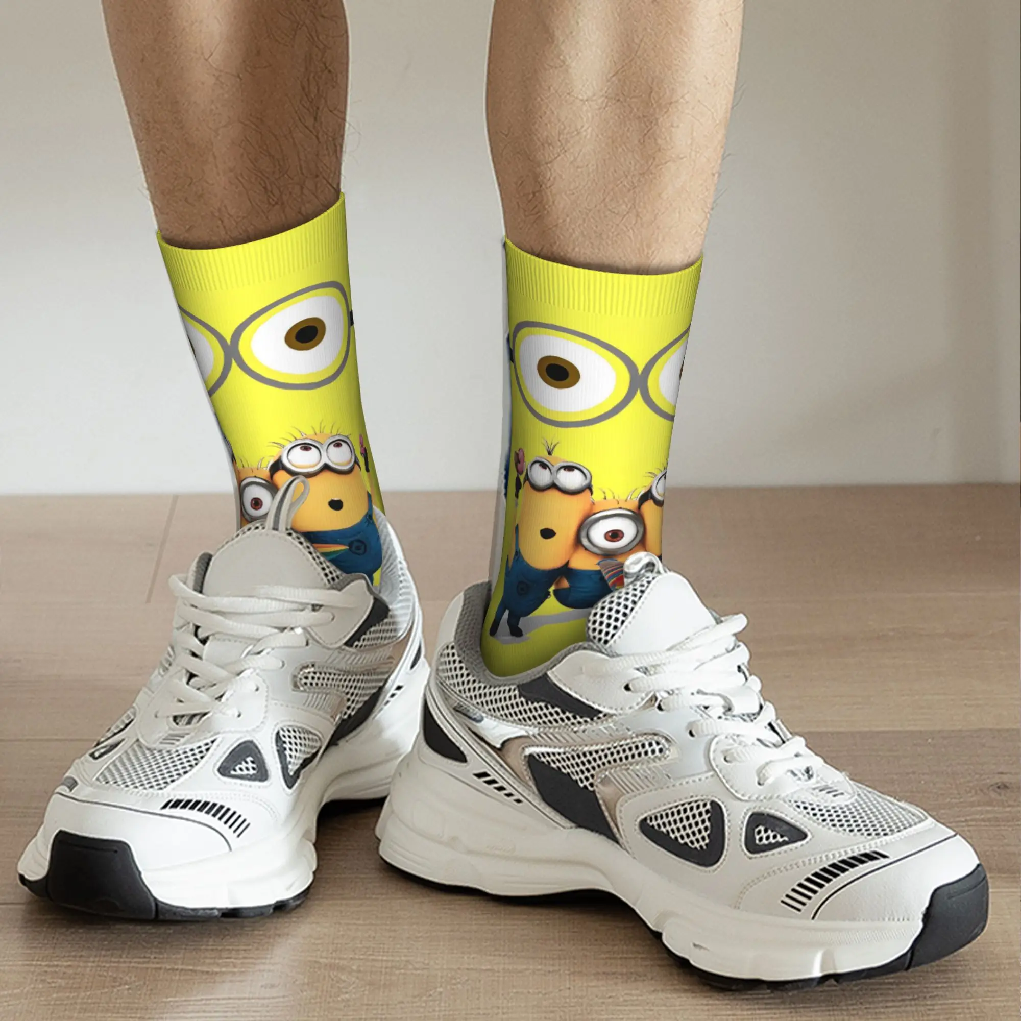 جوارب كرة القدم M-Minions بتصميم مجنون، جوارب طويلة من البوليستر الكرتوني الكوميدي للنساء والرجال ماصة للعرق،