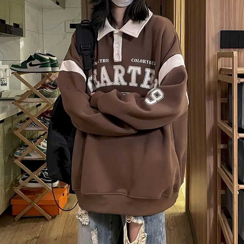 Bông Tai Kẹp In Chữ Khoác Hoodie Nữ Dạo Phố Vintage Cổ Polo Tay Dài Đồ Họa Áo Nỉ Nâu Áo Thun Chui Đầu Kpop Quần Áo