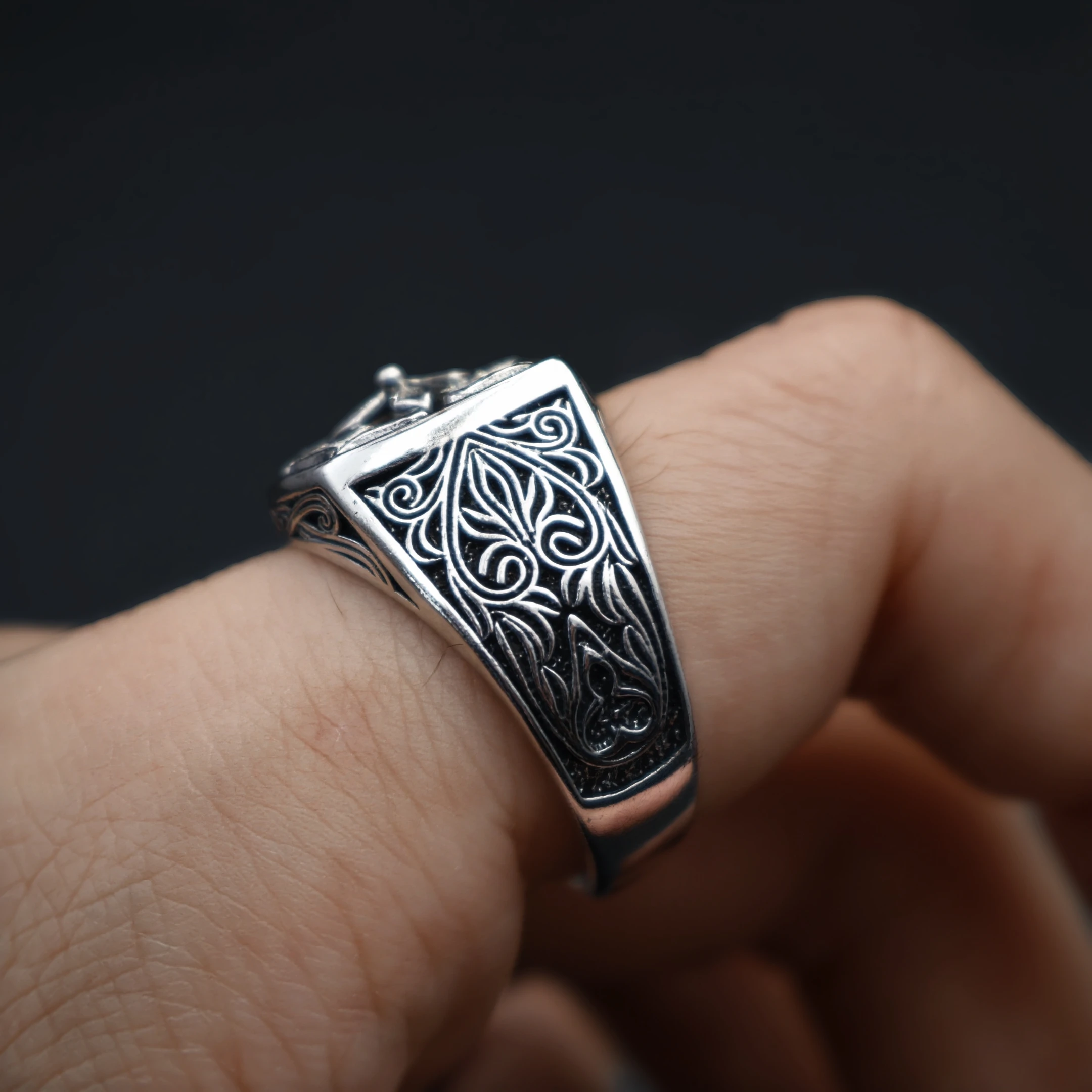 Retro „Floral Edge“ Vierblättriges Kleeblatt Verstellbarer Offener Ring für Männer, Versilbertes Messing, Gothic Punk Edgy Schmuck Accessoire Geschenk – Detail 7