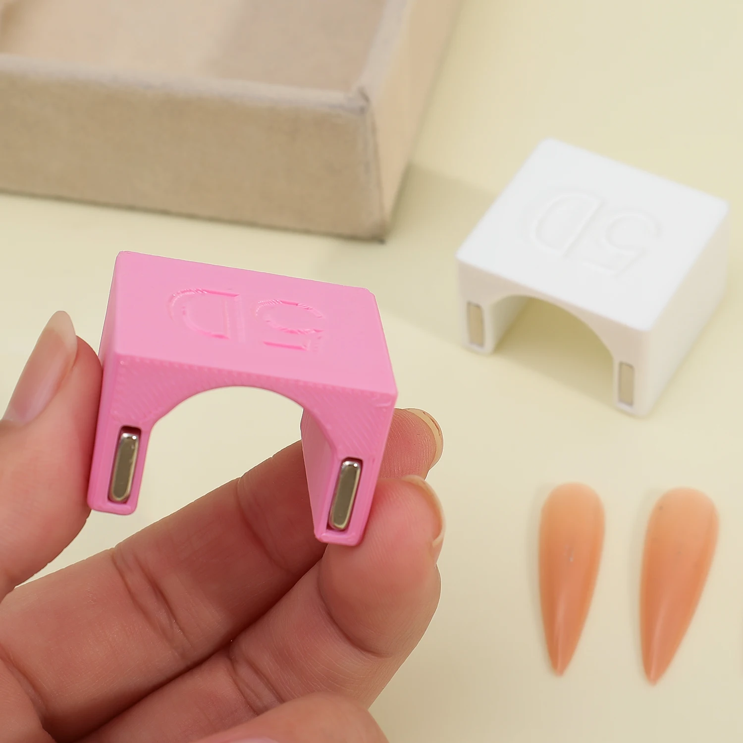 Cat Eye Nail Art Magnetic Tool White/Pink Nail Art Suede Magnet Suitable for DIY 3D Magnetic Cat Eye Gel Nail Polish Magnet Tool