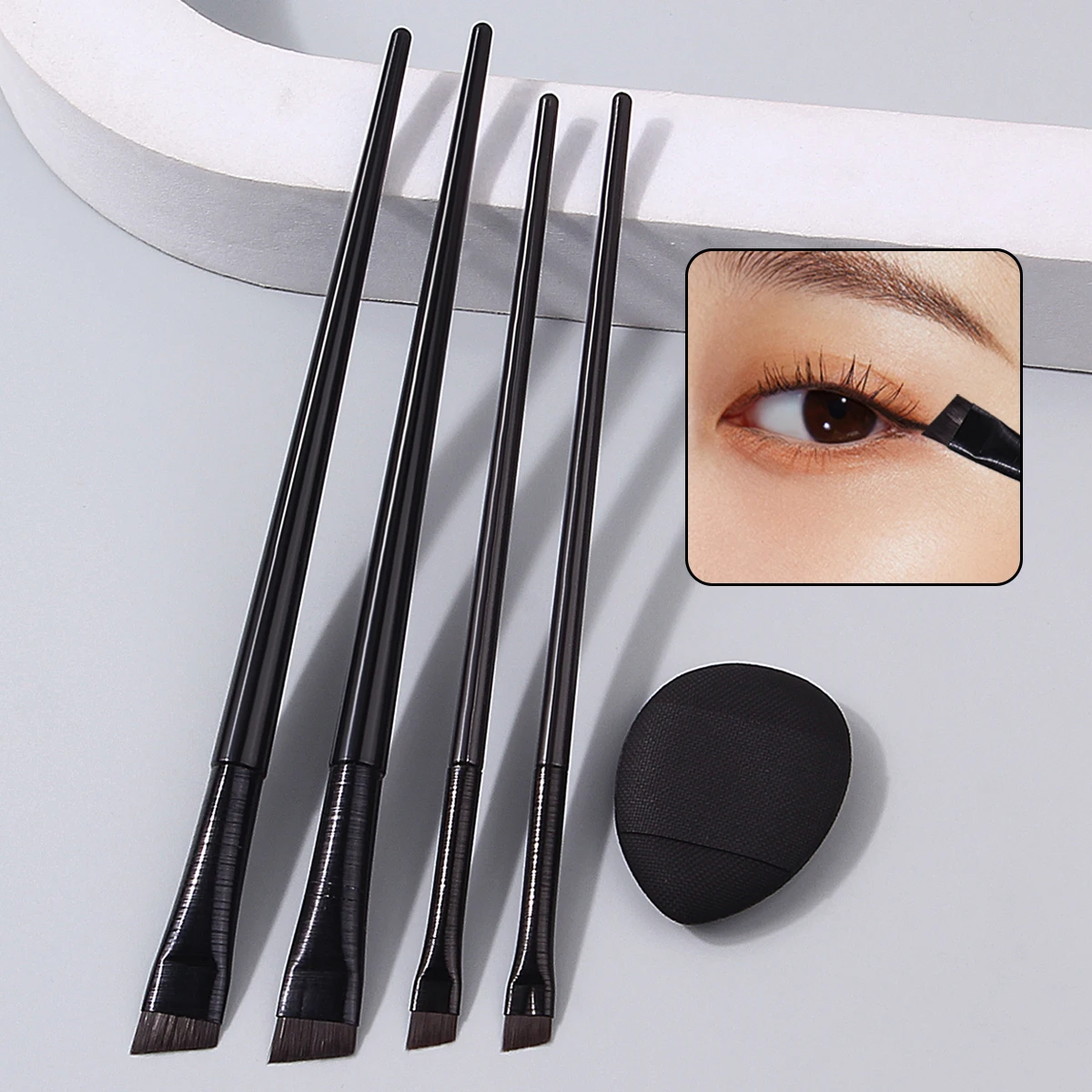 5 praktische Augen-Make-up-Tools: Eyeliner-Pinsel mit feiner, abgewinkelter Spitze und weicher, nicht klebriger Mini-Puderquaste