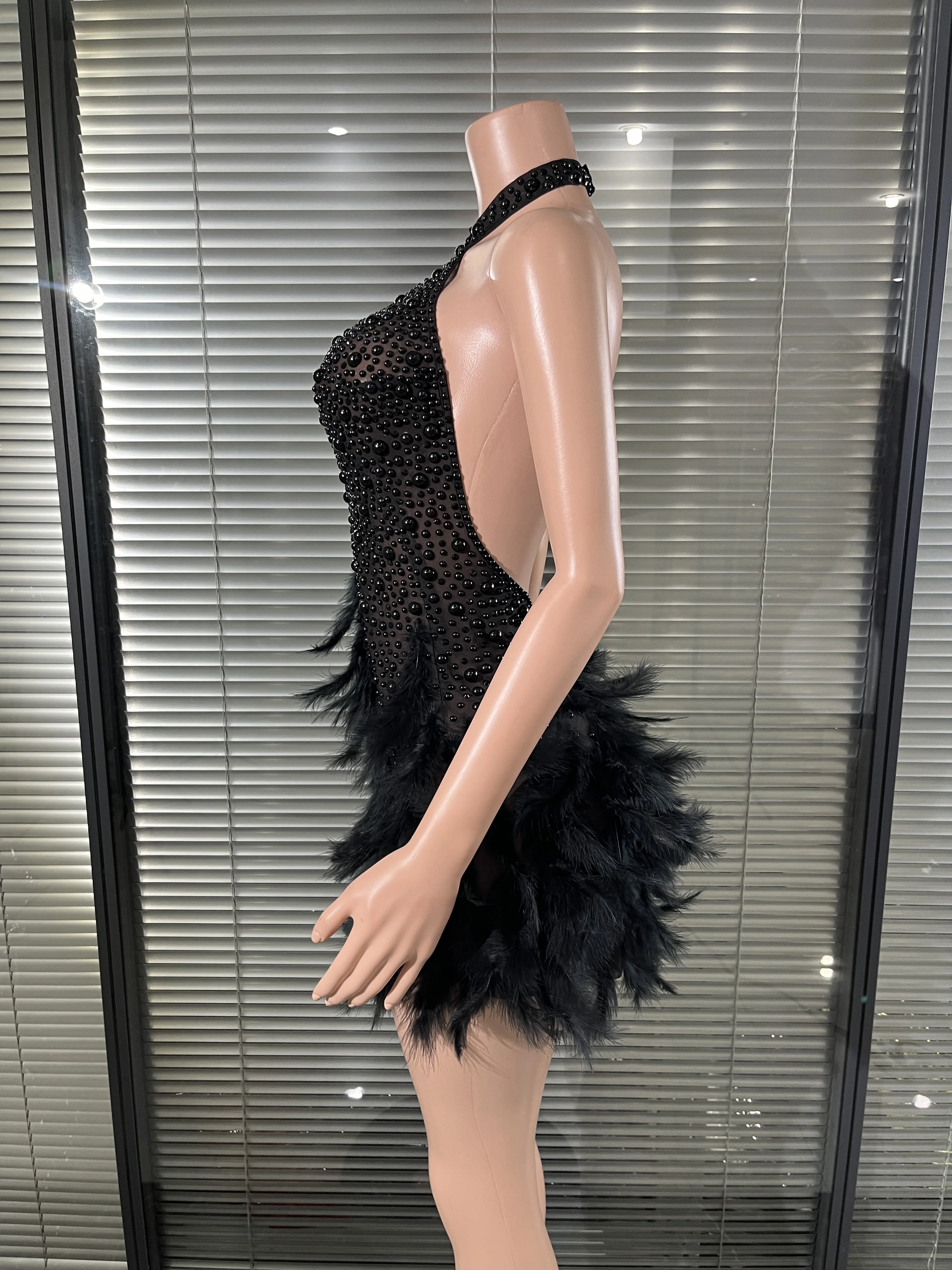 Mini abito aderente sexy glamour con scollo all'americana e spalle scoperte che borda l'abito da sera per feste in discoteca