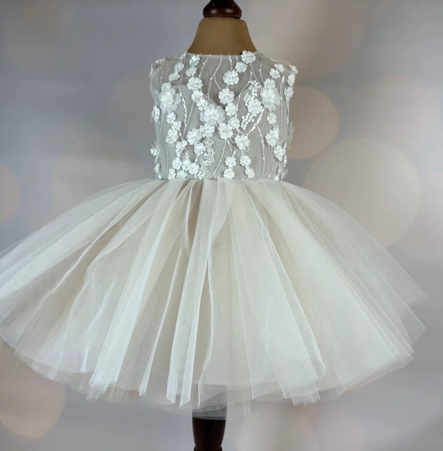 

2024 Short Flower Girl Dress with Lace Appliques O Neck Princess Sleeveless Tulle Dress Kid First Communion Dresses 1-12T