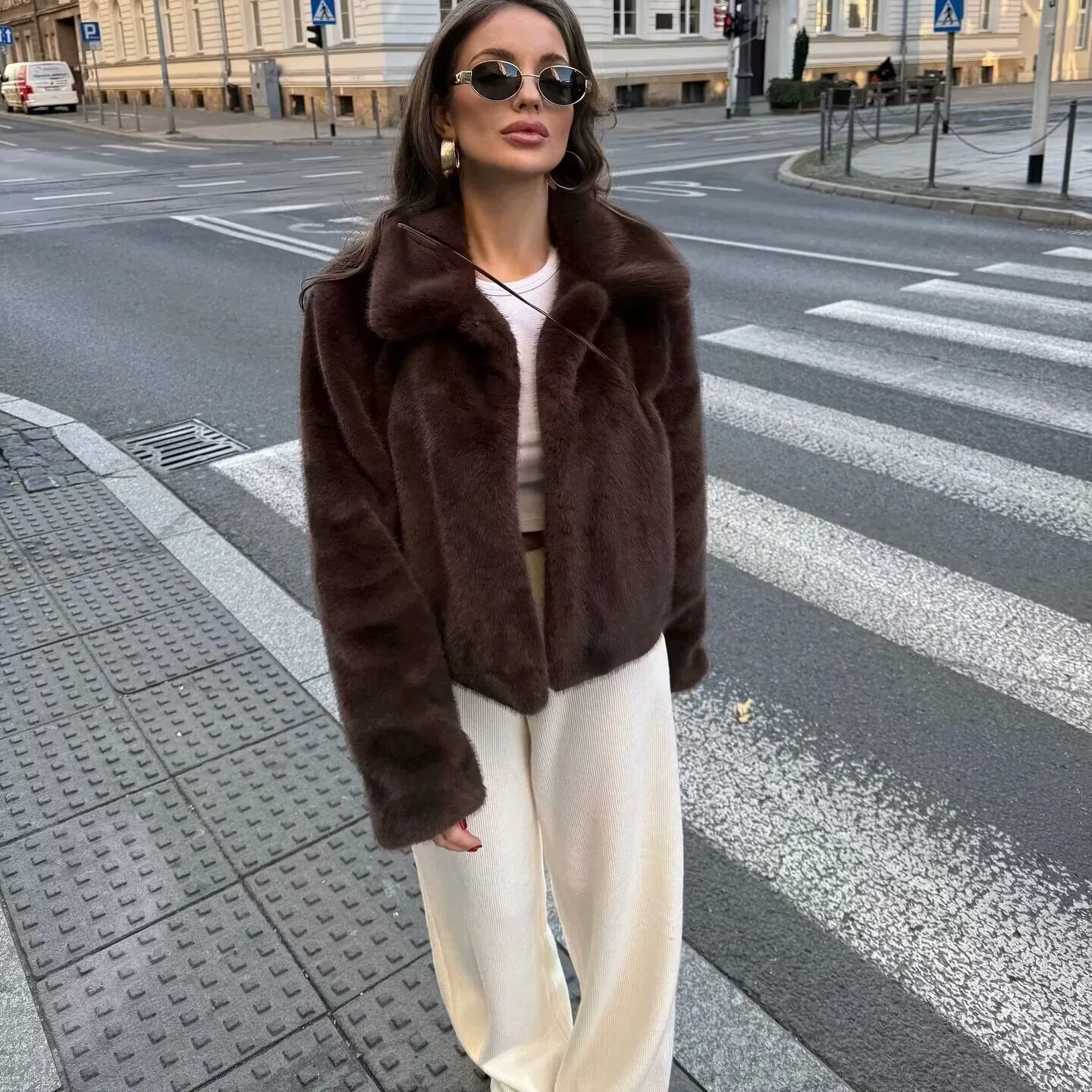 เสื้อโค้ทขนเฟอร์เทียมทรงหลวมสำหรับผู้หญิง แฟชั่นฤดูใบไม้ร่วงฤดูหนาว ดีไซน์อเนกประสงค์ ปกเสื้อแบบปกเชิ้ต แขนยาว ทรงเข้ารูป แจ็คเก็ตเนื้อนุ่ม สีพื้น เสื้อคลุมตัวนอก