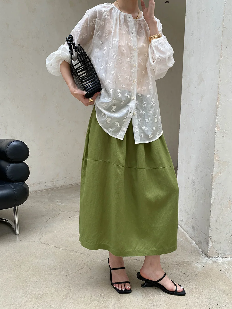 Sommerliches Damen-Set mit einfarbigem, französisch besticktem Blumenhemd und Trägern – Detail 12