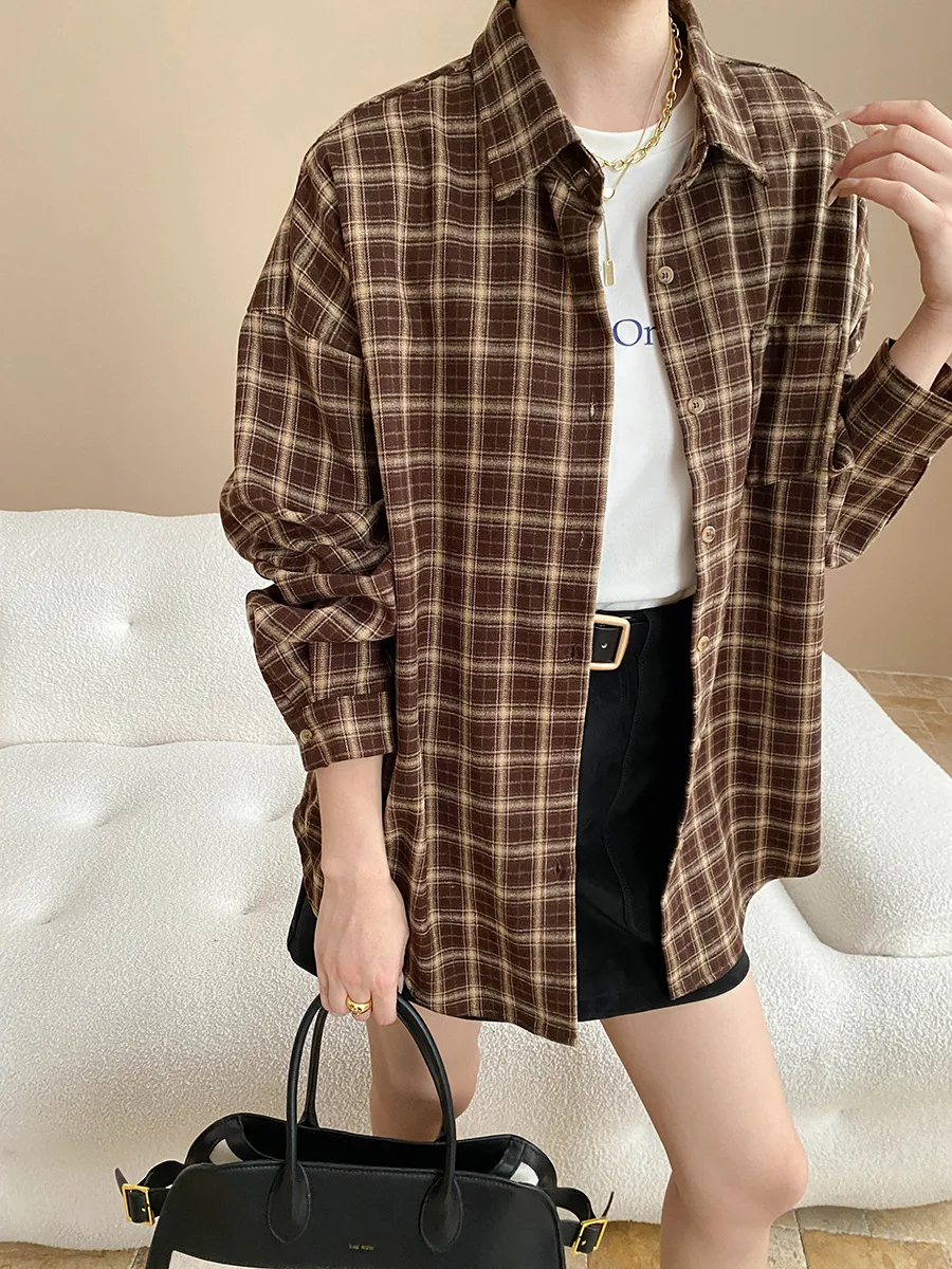 편안하고 여유로운 스트리트 스타일, 대비되는 색상의 격자무늬, 루즈하고 캐주얼한 레이어드 셔츠