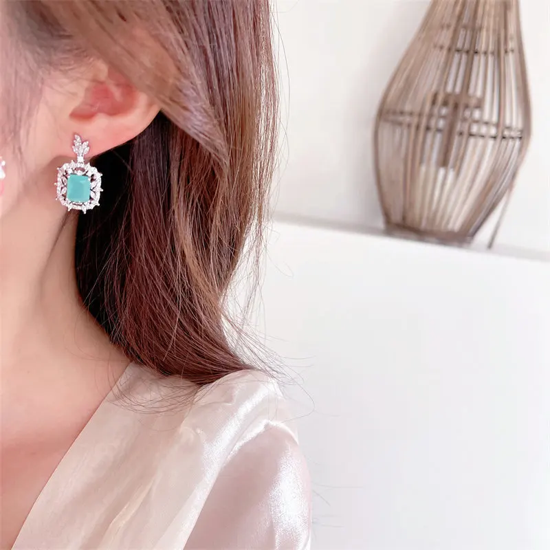 Fashionable and high-end earrings s925 silver needle, super sparkling style, slightly inlaid zircon, niche design earrings