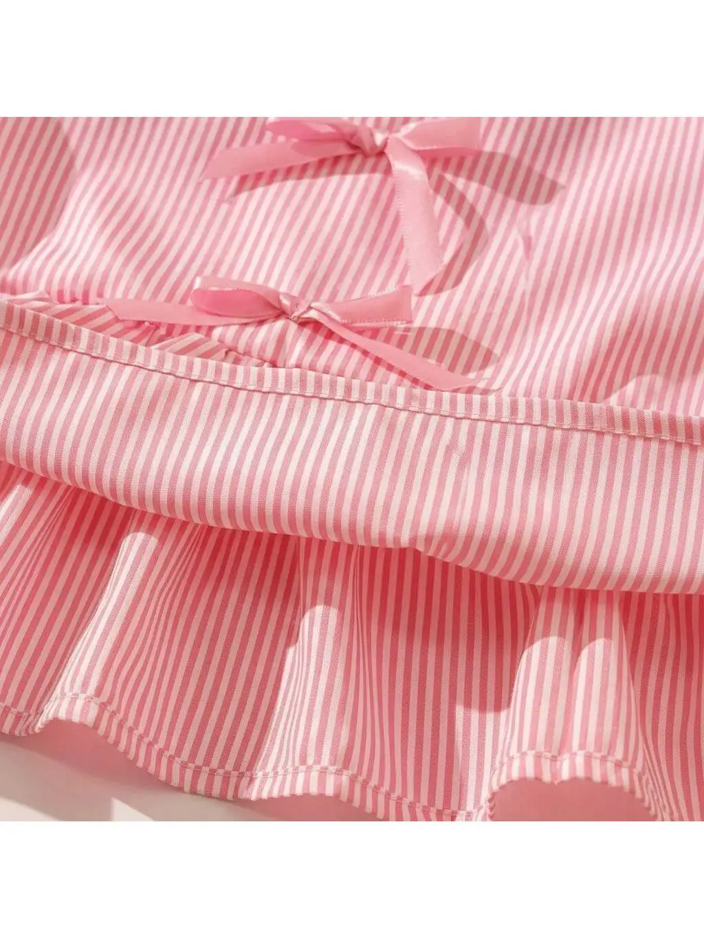 Modisches zweiteiliges Set für Mädchen: rosa-weiß gestreifter Rundhalspullover mit Schnürung, Schleife und Rüschenrand + rosa gestreifte Schmetterlings-Shorts. – Detail 25