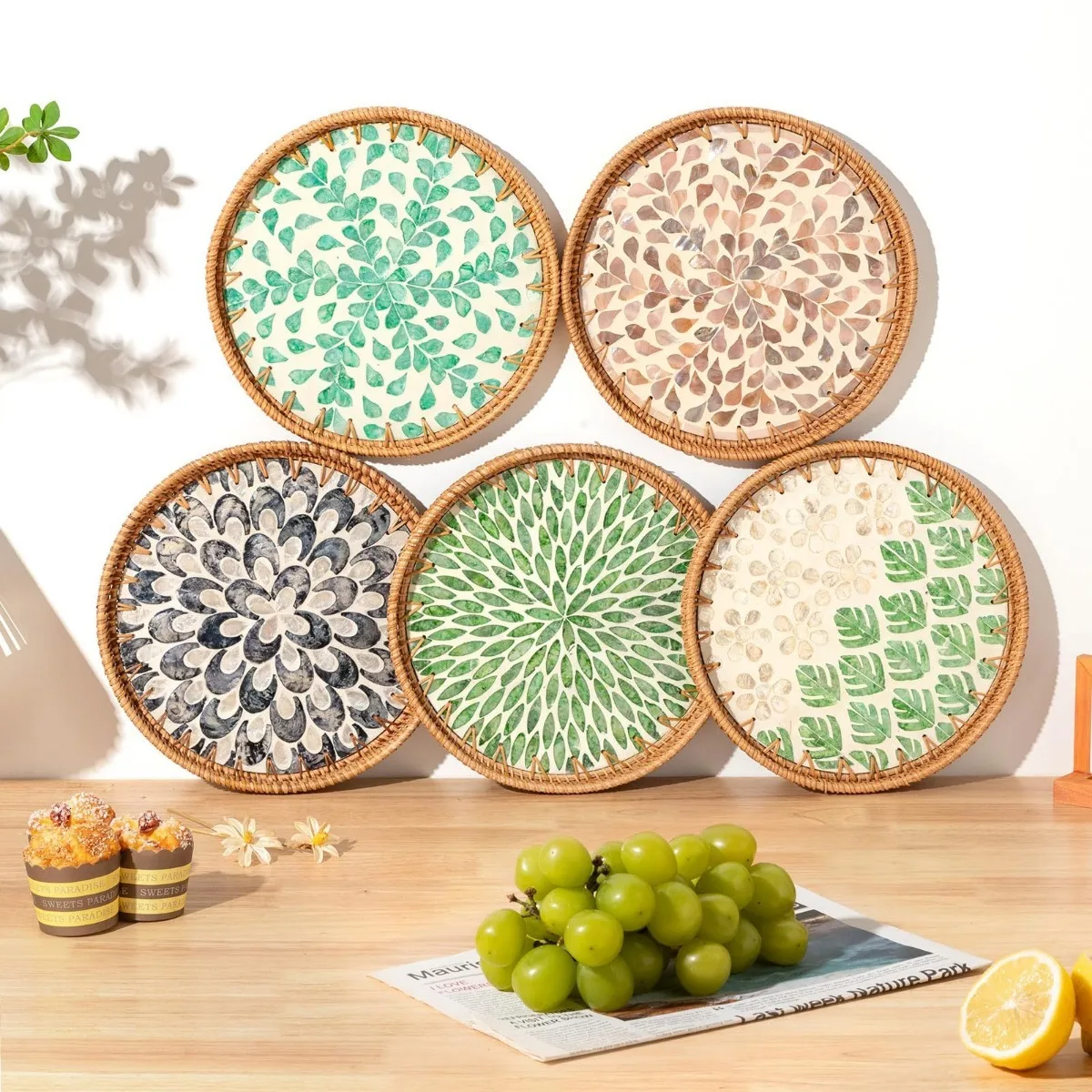 Hand Woven Decorative Tray Plate Woven Serving Tray with Mother of Pearl Decorative Round Wicker Basket for Breakfast Fruit Food