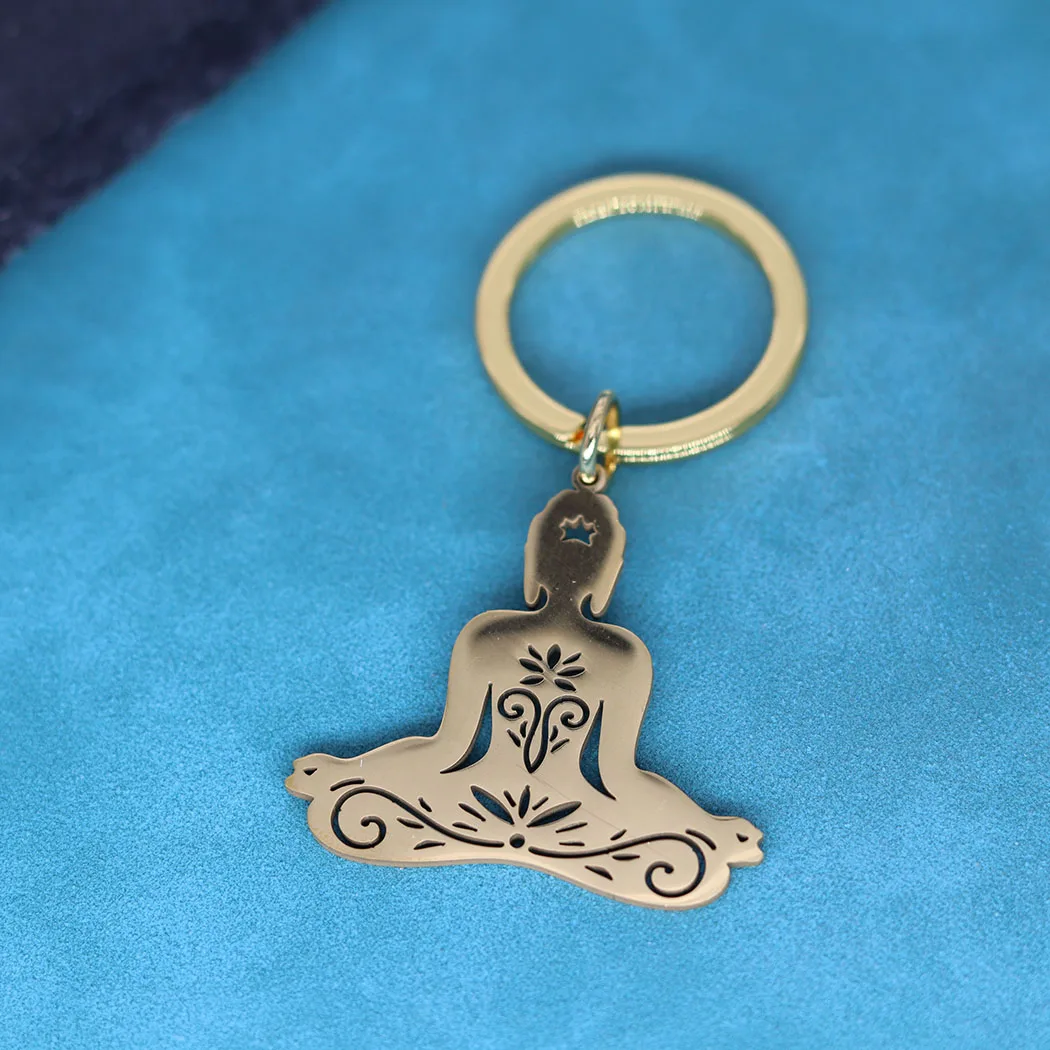 Nedar البوذية اليوغا قلادة كيرينغ للنساء الفولاذ المقاوم للصدأ مجوهرات هدية المفاتيح Amaste زن شقرا لوتس التأمل مفتاح سلسلة