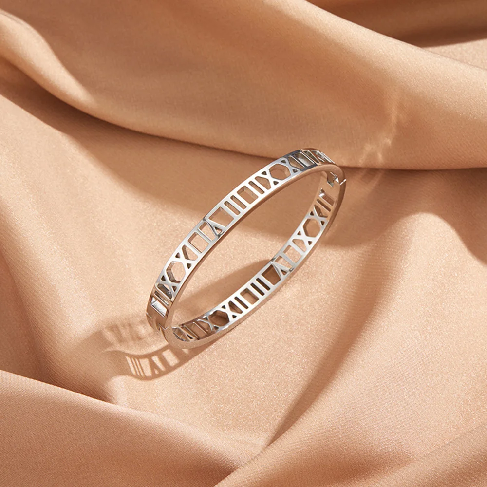 Simple and fashionable stainless steel gold-plated bracelet Roman numeral hollow bracelet ladies gift hot sale free shipping