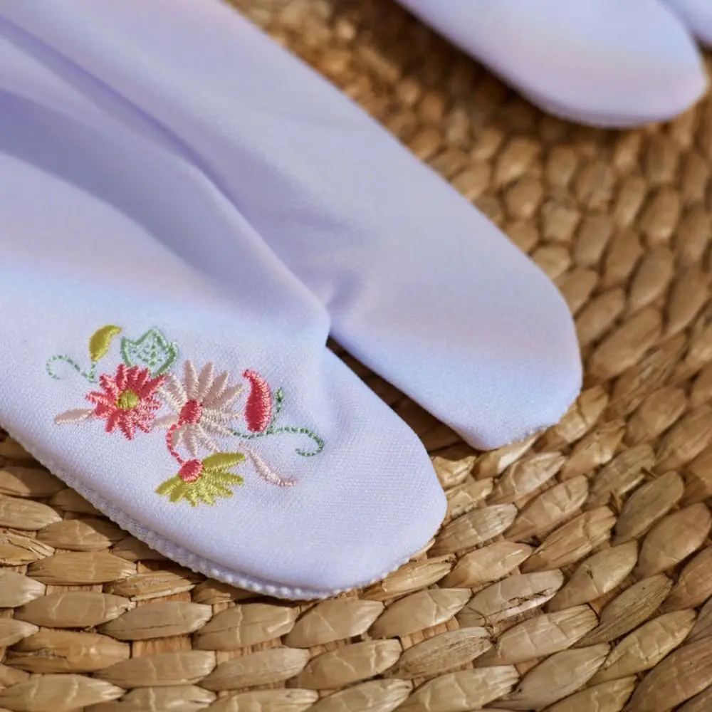 Embroidery Flower Two Toed Socks Mid-calf Japanese Style Toe Separator Socks Women Hosiery Split Toe Sock Summer