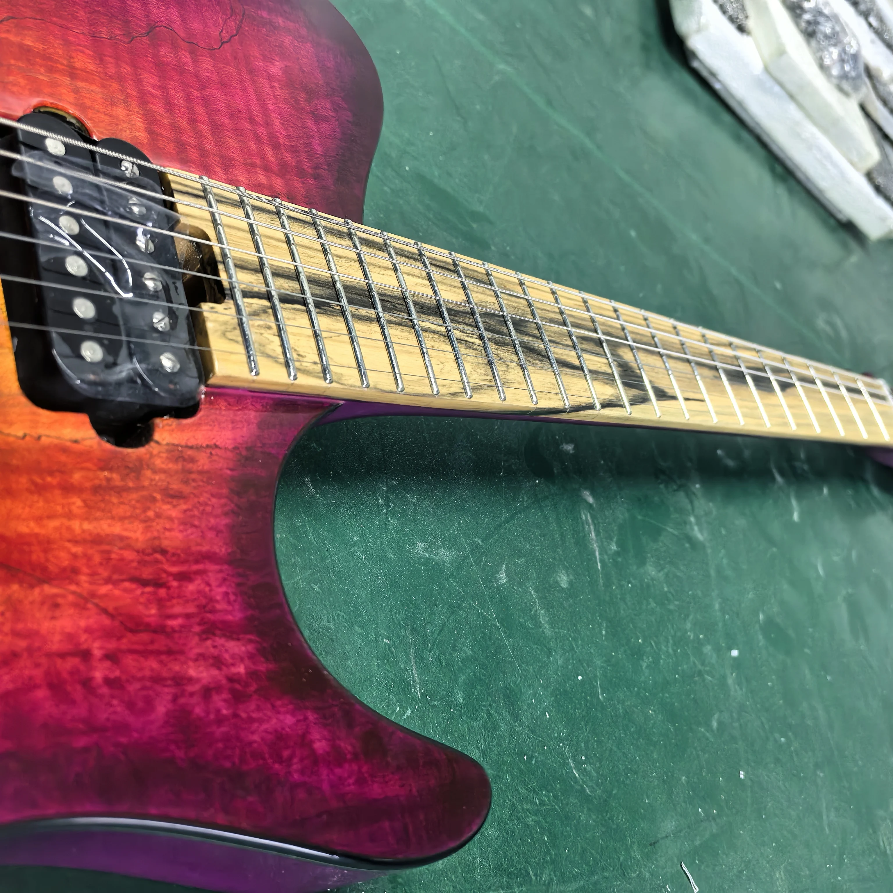 قطعة واحدة TL: جسم الماهوجني، لوحة أصابع من خشب الأبنوس، مفصل رقبة من قطعة واحدة، غراب رأس مستدير، التقاطات عالية الجودة