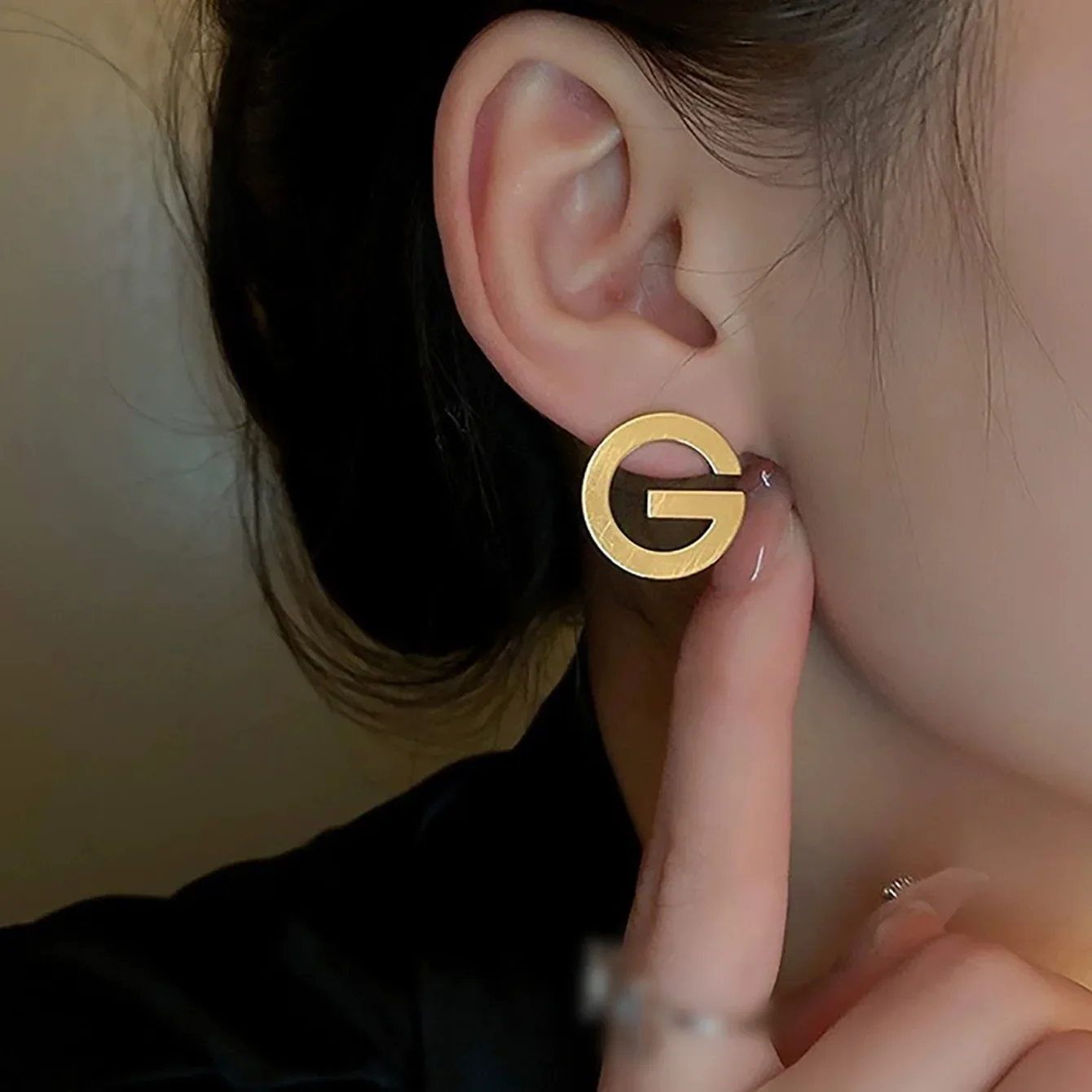 Pendientes de Metal con letras de viento Dongdaemun, pendientes de nicho de diseño simple, joyería versátil para las orejas a la moda para mujer