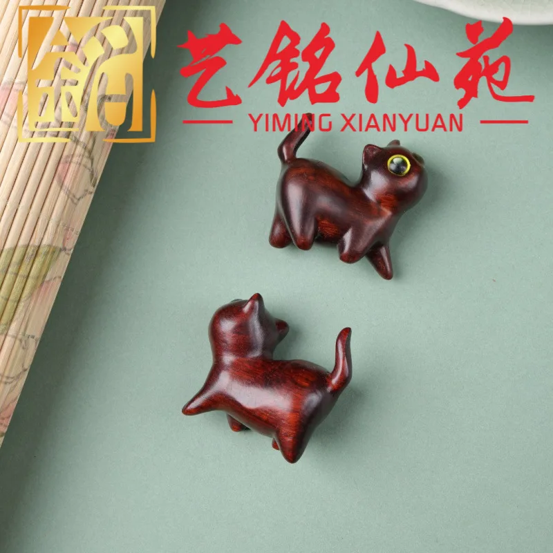 Solid Wood Carved Eyed Curious Cat Figurine Yimingxianyuan Wenwan Hand Piece Desktop Office Ornament Wood Craft Souvenir Gift