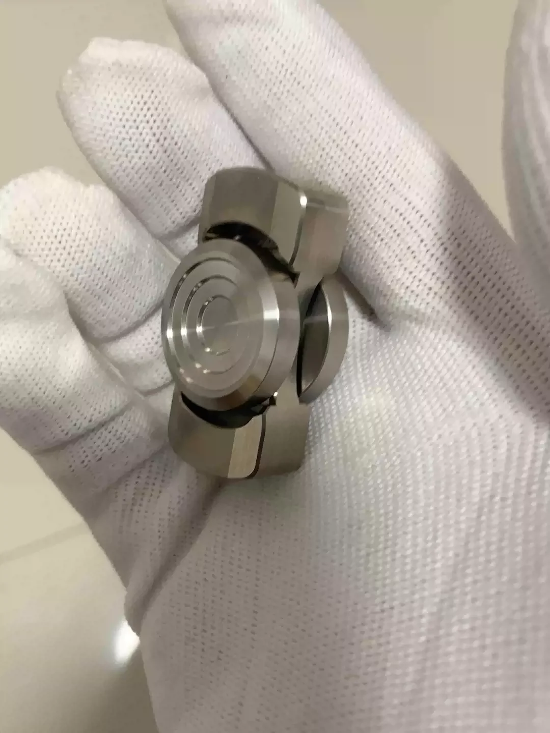

Modergo titanium alloy blade pattern. Mini Fingertip gyroscope