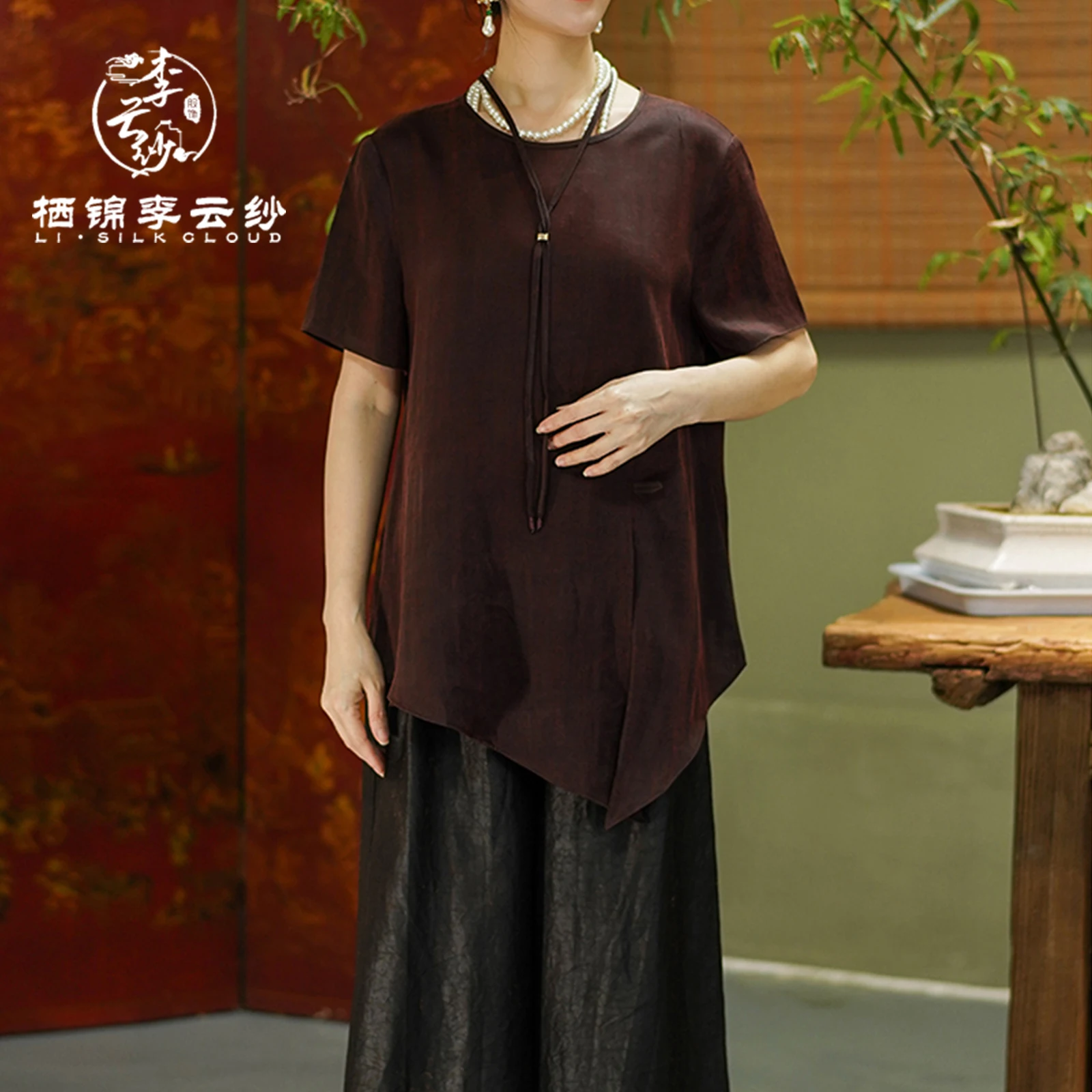 LI SILK CLOUD Camicetta a maniche corte Colore puro - con cravatta lunga e sottile e bottoni con perle - Top da donna elegante (marrone scuro)