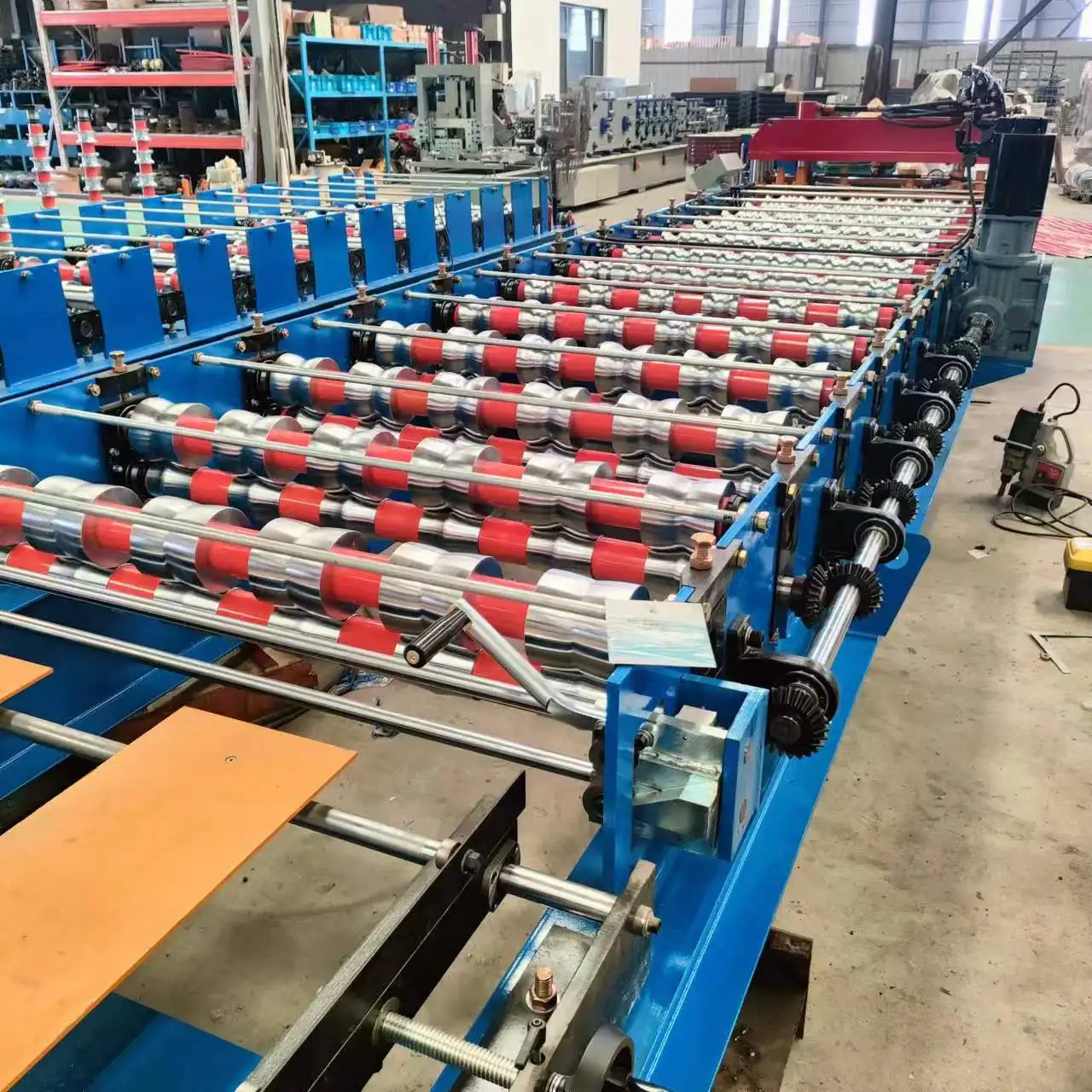 特大スパン屋根板製造機と長尺タイル製造機（産業倉庫用途向け）