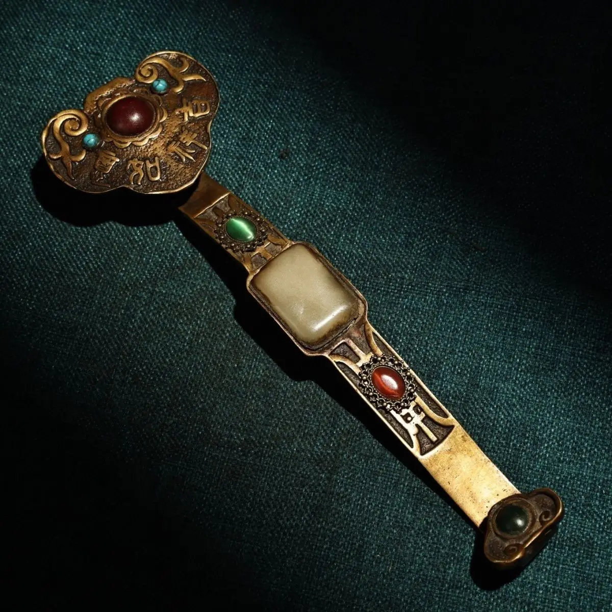 Rare old collection pure copper inlaid gemstone Ruyi weighs 26 grams, is 24 cm long and 7.5 cm wide